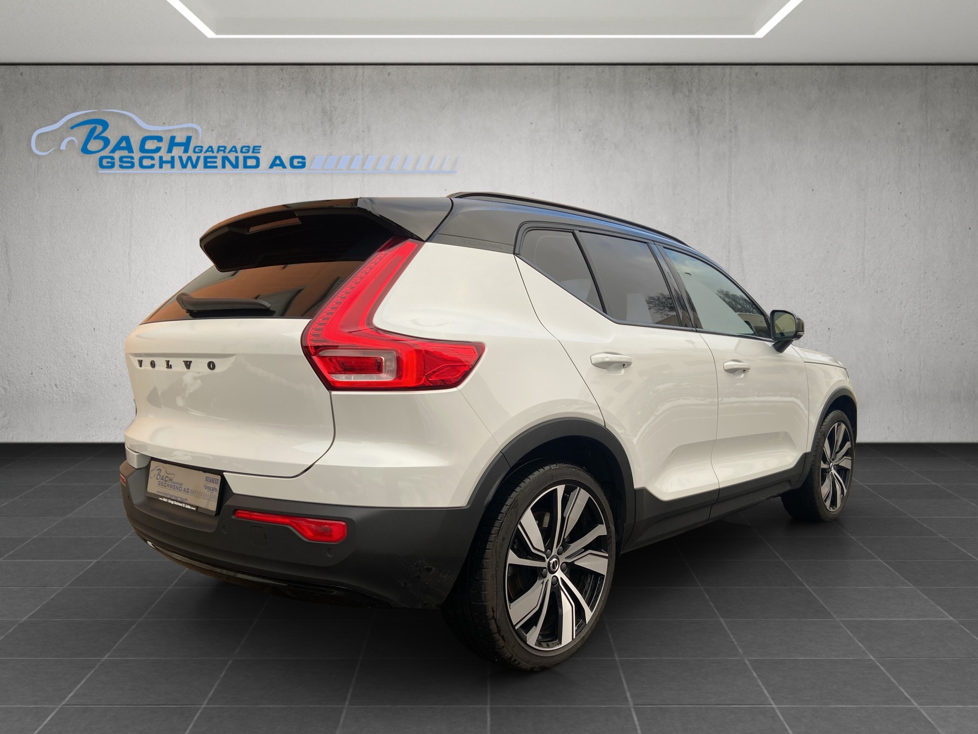 VOLVO XC40 P8 AWD Pure Electric R-Design-image-3