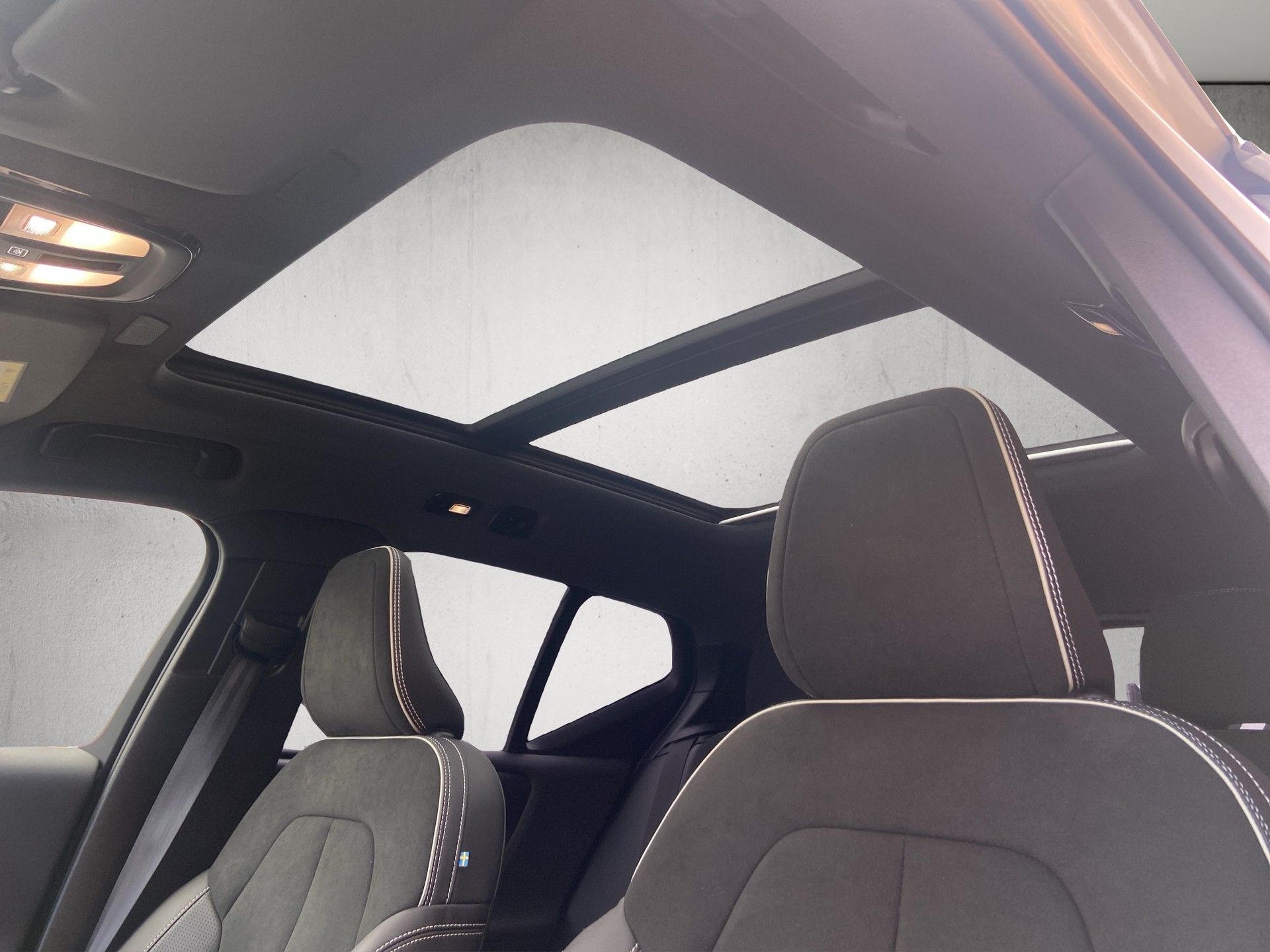 VOLVO XC40 P8 AWD Pure Electric R-Design-image-10