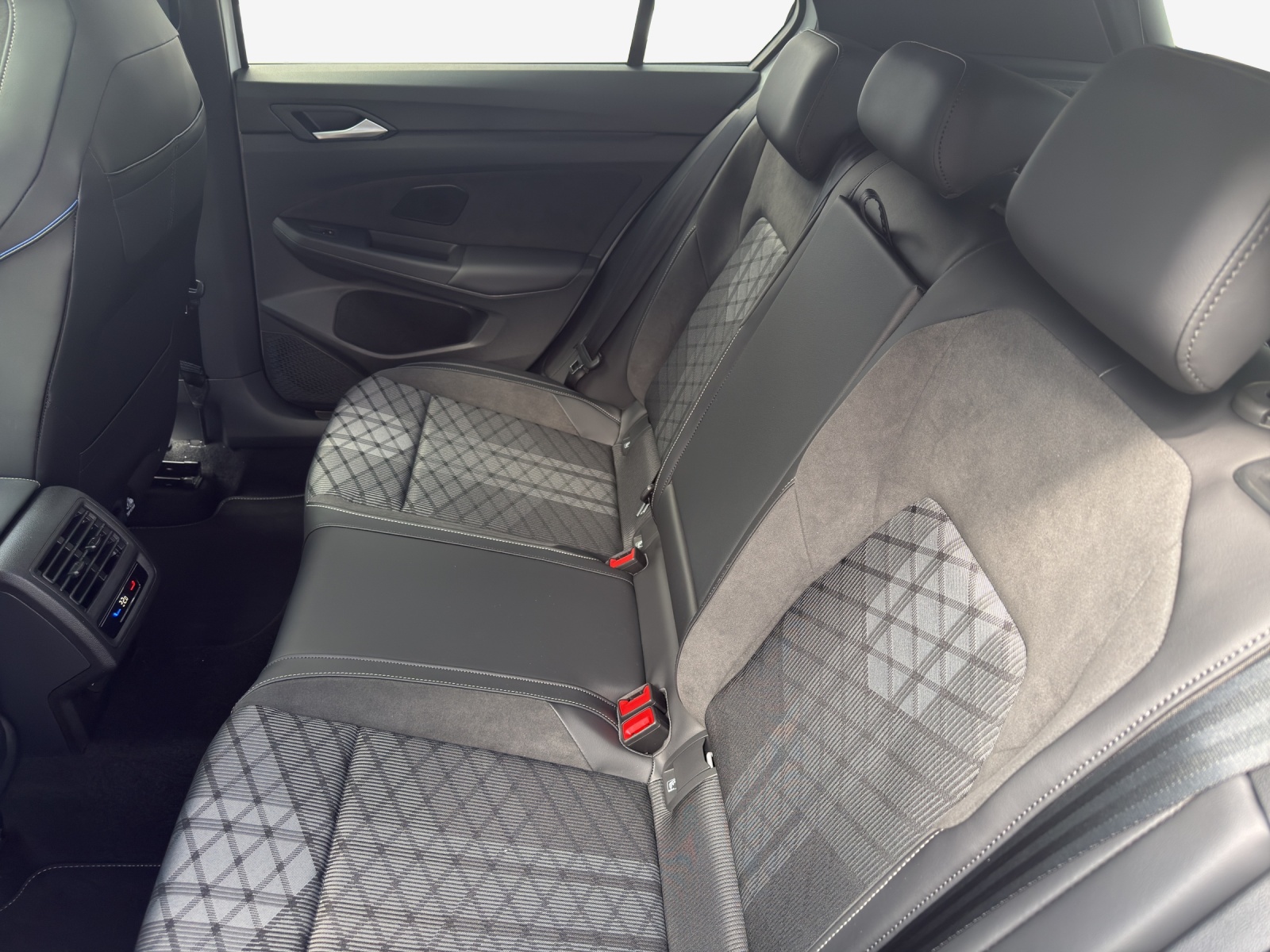 VW Golf 1.5 e TSI mHEV R-Line DSG-image-11