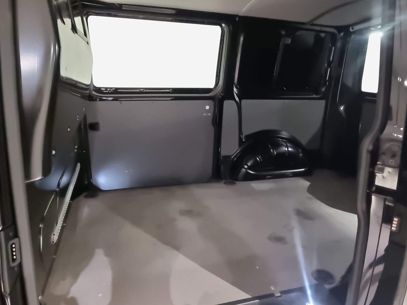 VW T6.1 2.0 TDI 4Motion DSG-image-11