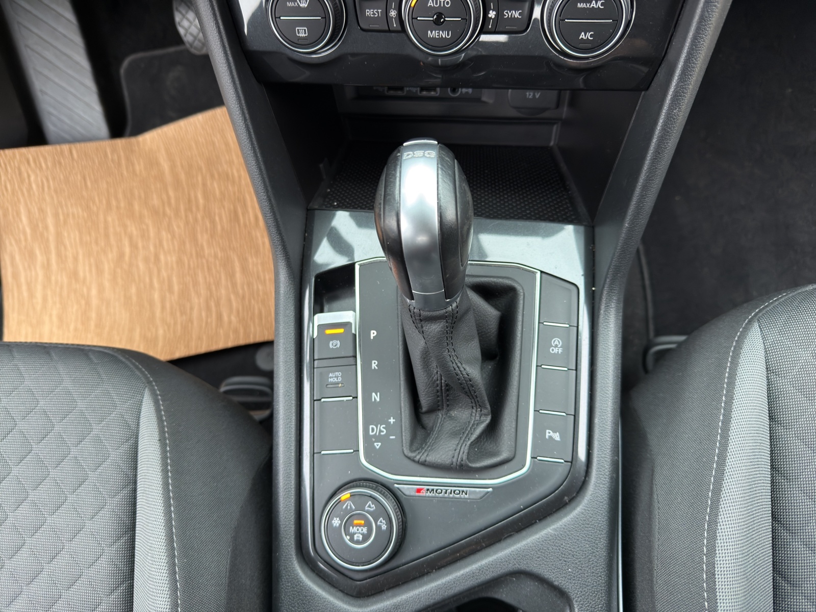 VW Tiguan 2.0 TDI SCR Comfortline 4Motion DSG-image-25