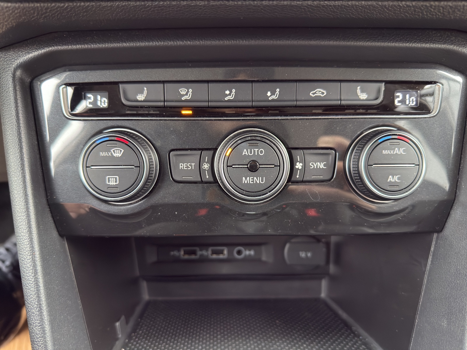 VW Tiguan 2.0 TDI SCR Comfortline 4Motion DSG-image-15