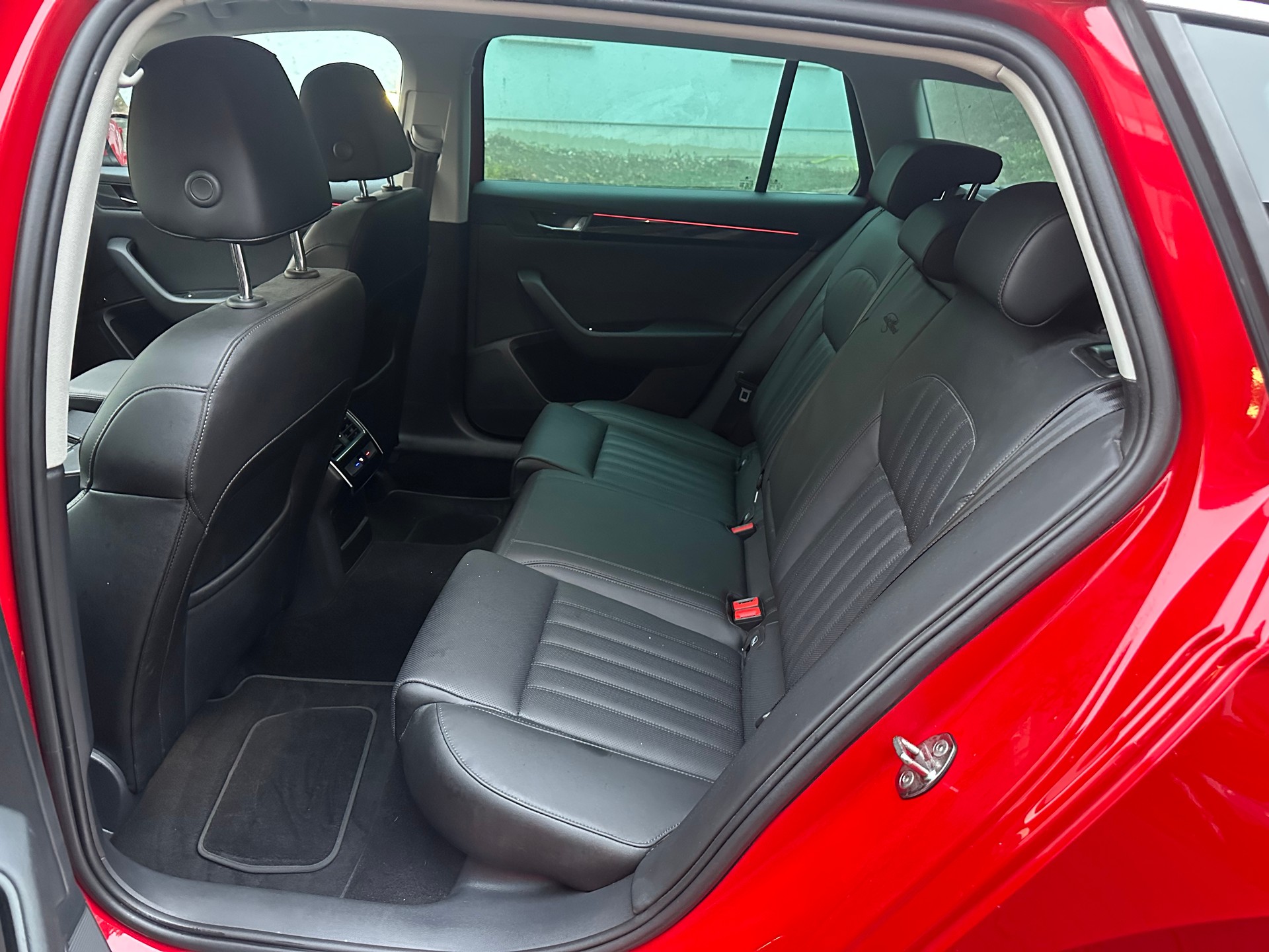 SKODA Superb Combi 2.0 TSI L&K DSG 4x4-image-15