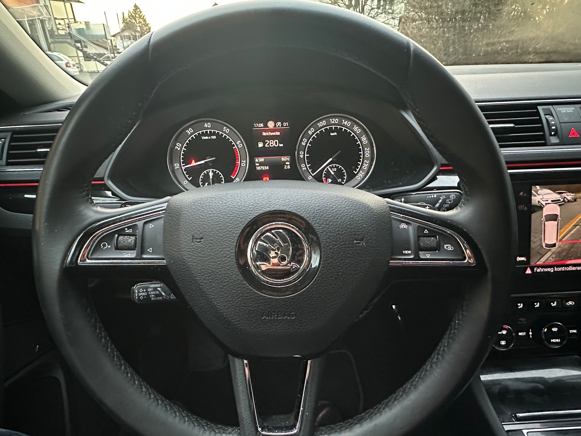 SKODA Superb Combi 2.0 TSI L&K DSG 4x4-image-11