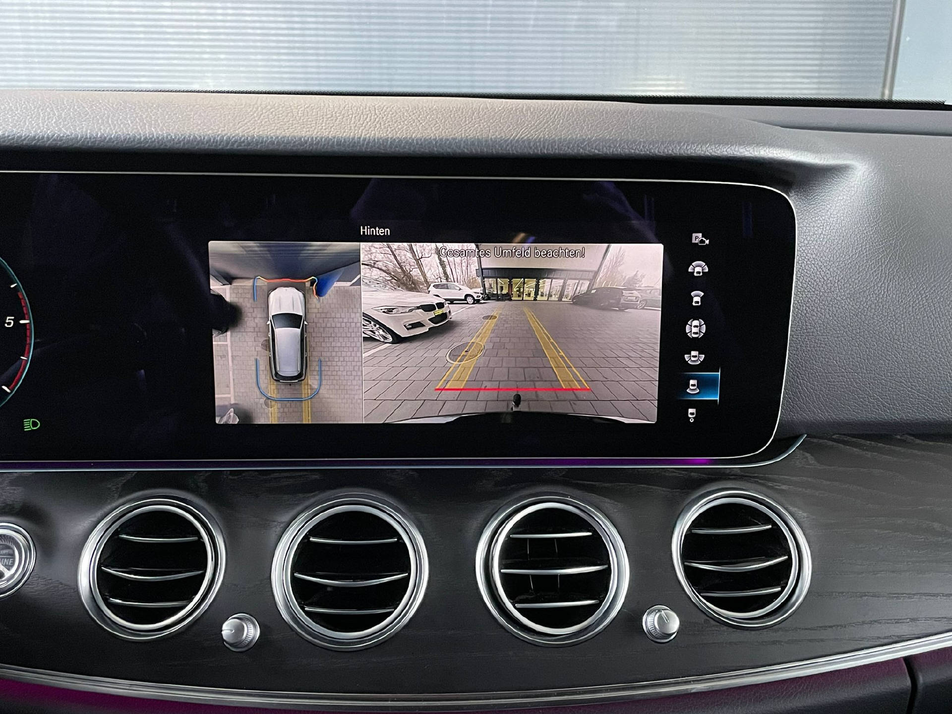 MERCEDES-BENZ E 220 d AMG Line 4matic Kombi-image-14