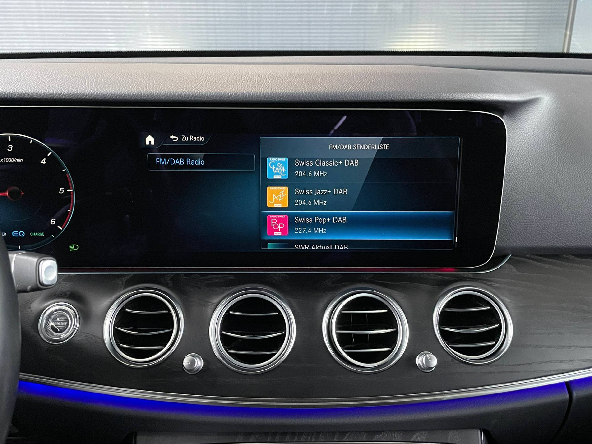 MERCEDES-BENZ E 220 d AMG Line 4matic Kombi-image-17