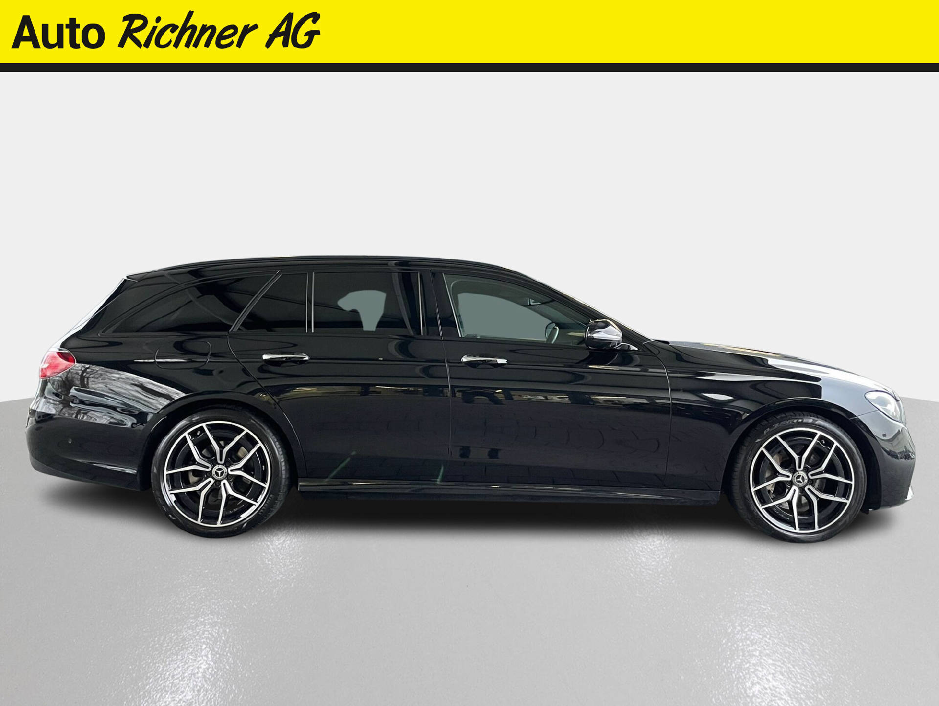 MERCEDES-BENZ E 220 d AMG Line 4matic Kombi-image-2