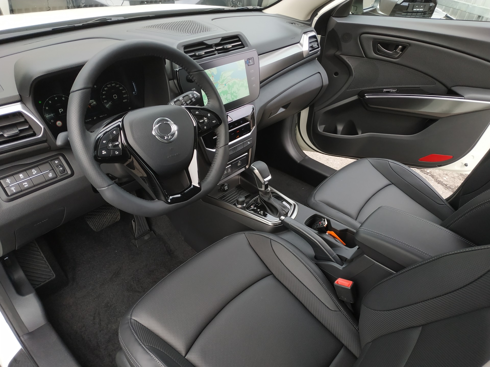 KGM-SsangYong Tivoli 1.5 T GDI Platinum 4WD Automat Bicolor-image-11