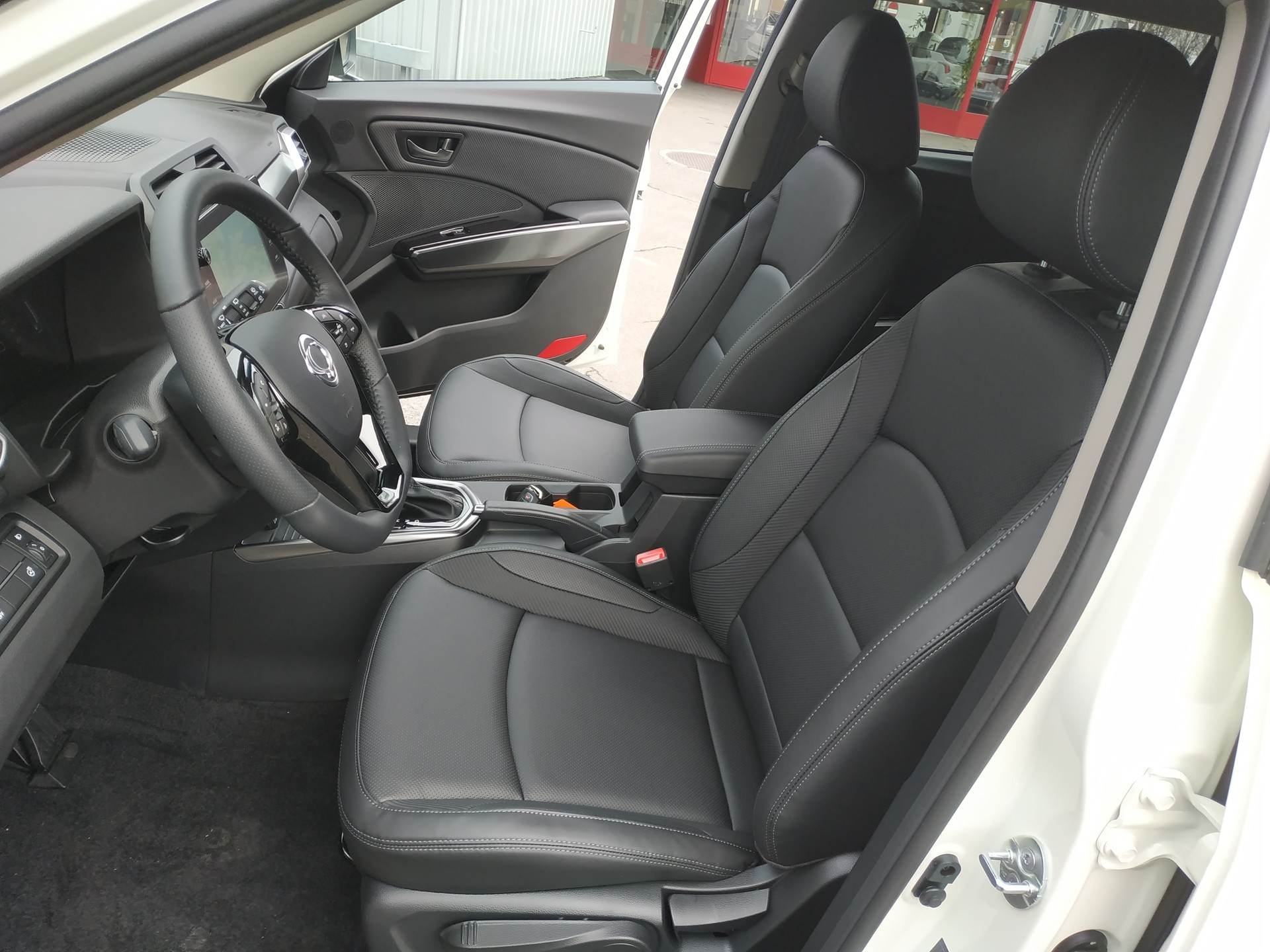 KGM-SsangYong Tivoli 1.5 T GDI Platinum 4WD Automat Bicolor-image-13