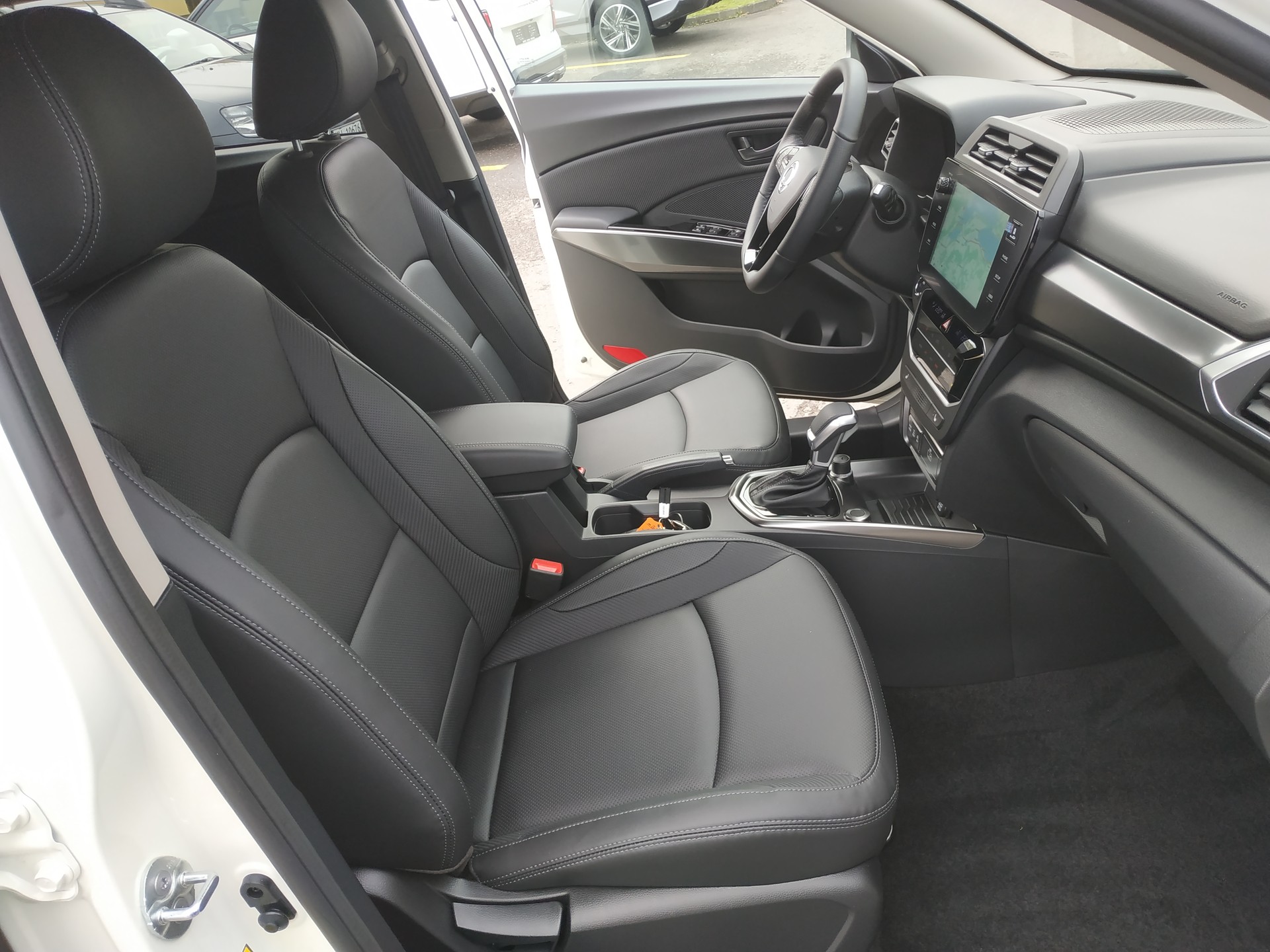 KGM-SsangYong Tivoli 1.5 T GDI Platinum 4WD Automat Bicolor-image-15