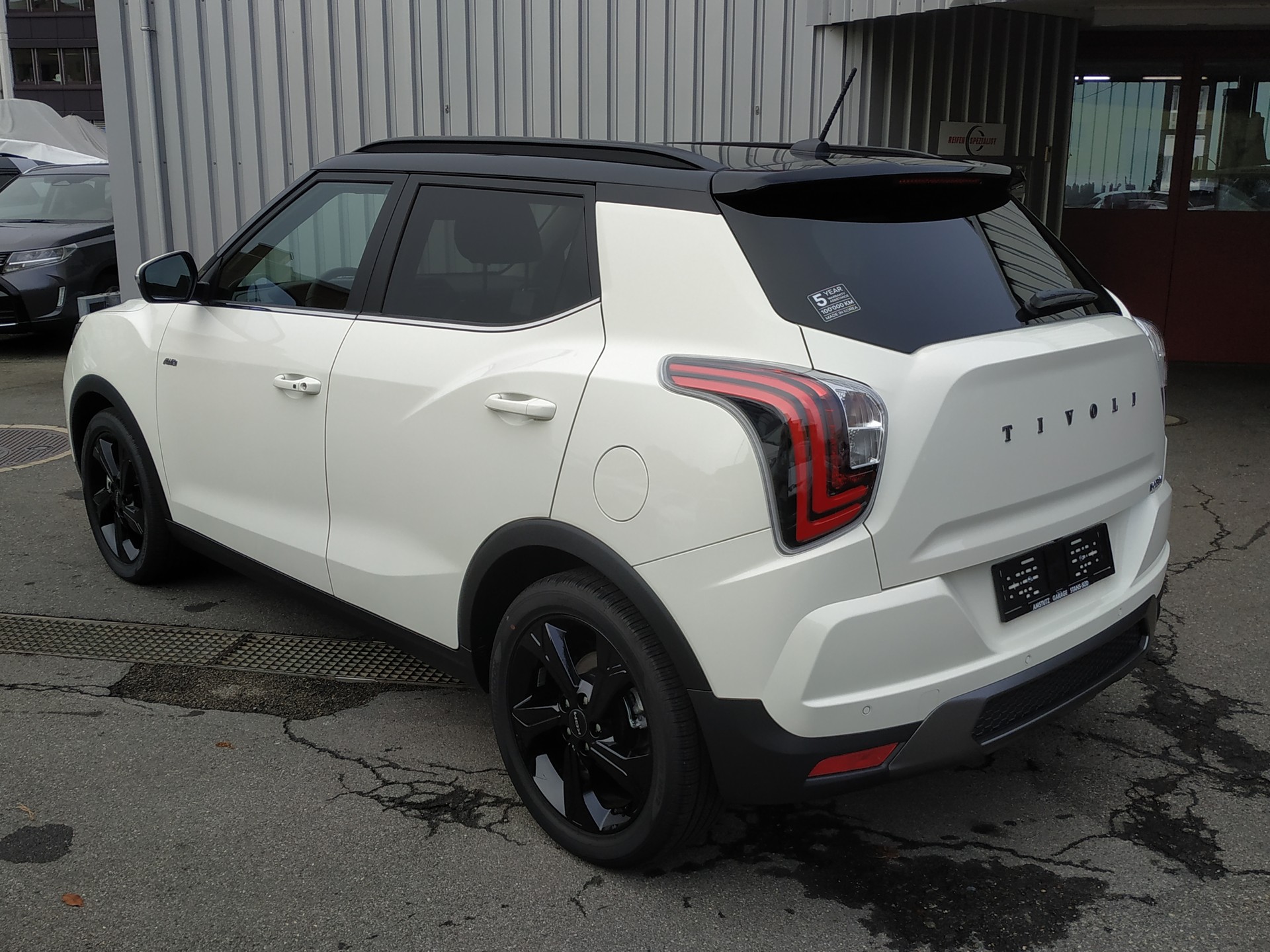 KGM-SsangYong Tivoli 1.5 T GDI Platinum 4WD Automat Bicolor-image-4