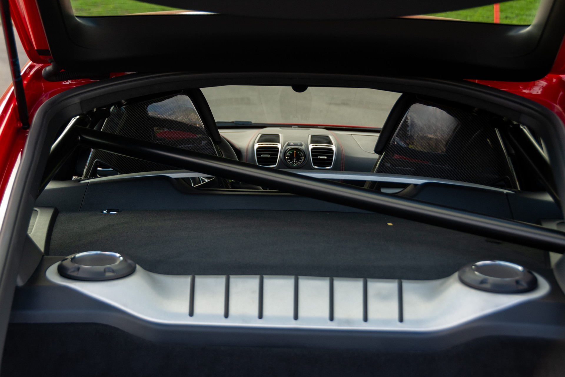 PORSCHE Cayman GT4-image-4