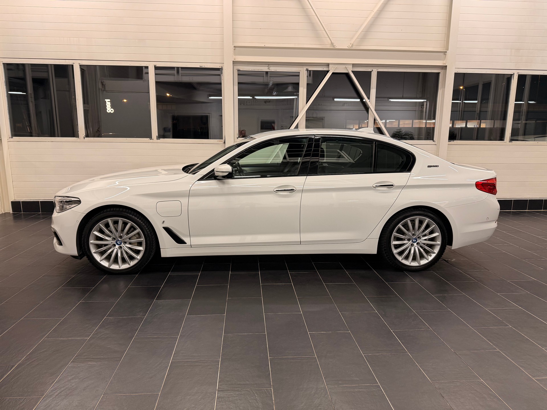 BMW 530e iPerformance Steptronic-showroom-element-2