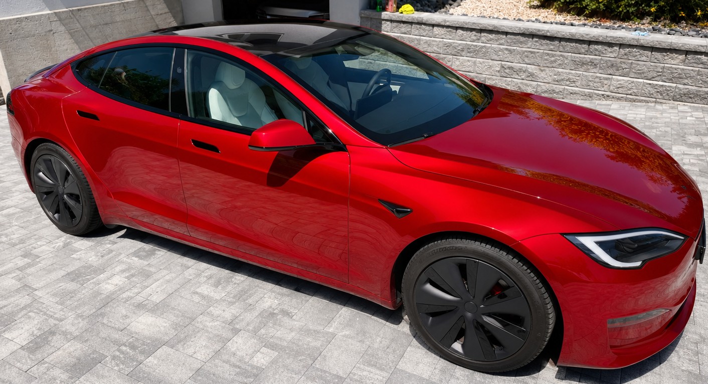 TESLA Model S 100 kWh Plaid Ultra Red-image-3