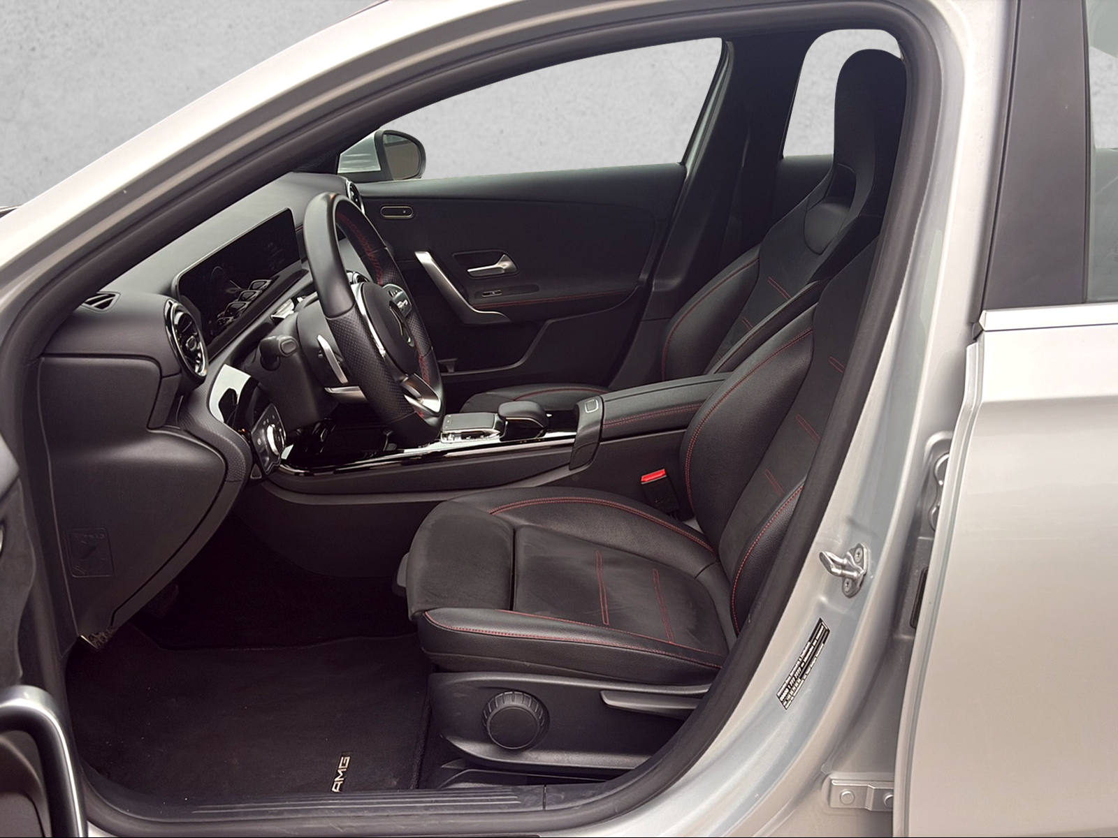 MERCEDES-BENZ A 200 AMG Line 7G-DCT-image-4
