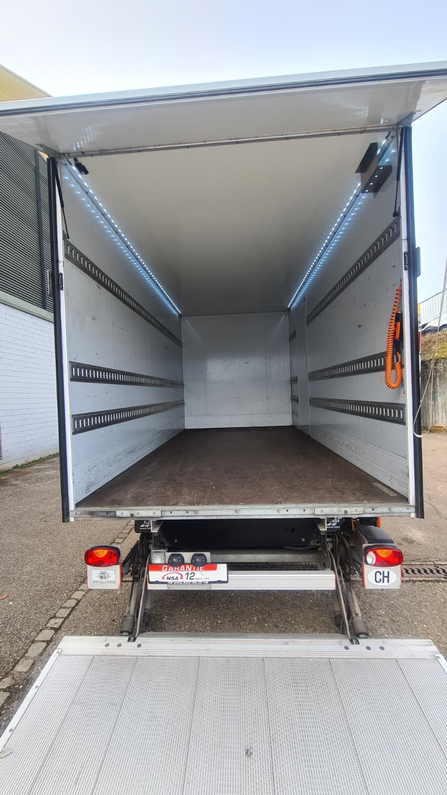 VW Crafter 35 2.0 TDI Hebebuhne Champion L4 ** 3-Plätzer ** RF-Kamera ** Klimaanlage ** Mit Hebebühne ** Ab MFK & Service **-image-10