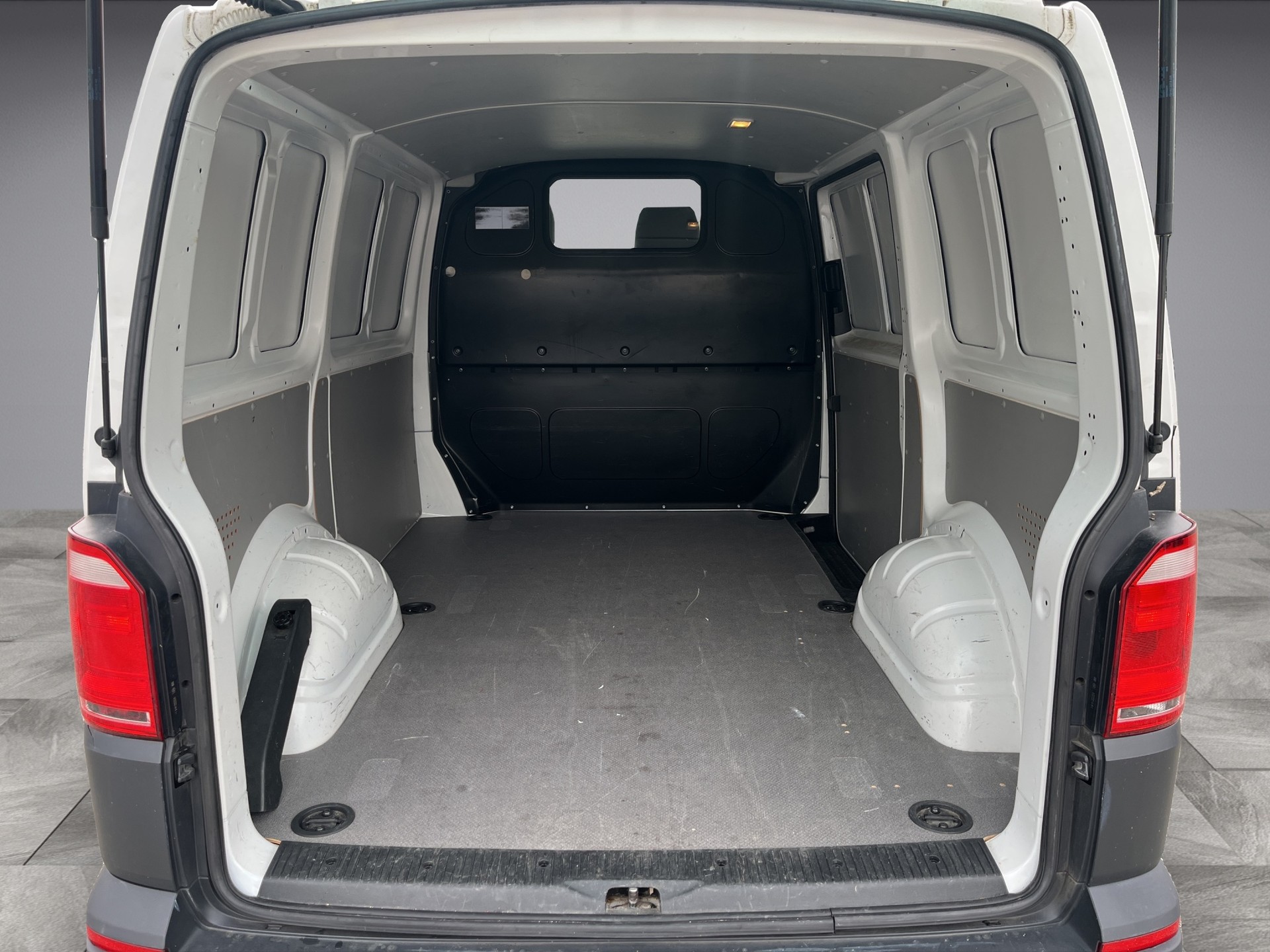 VW T6 2.0 TDI Entry-image-10