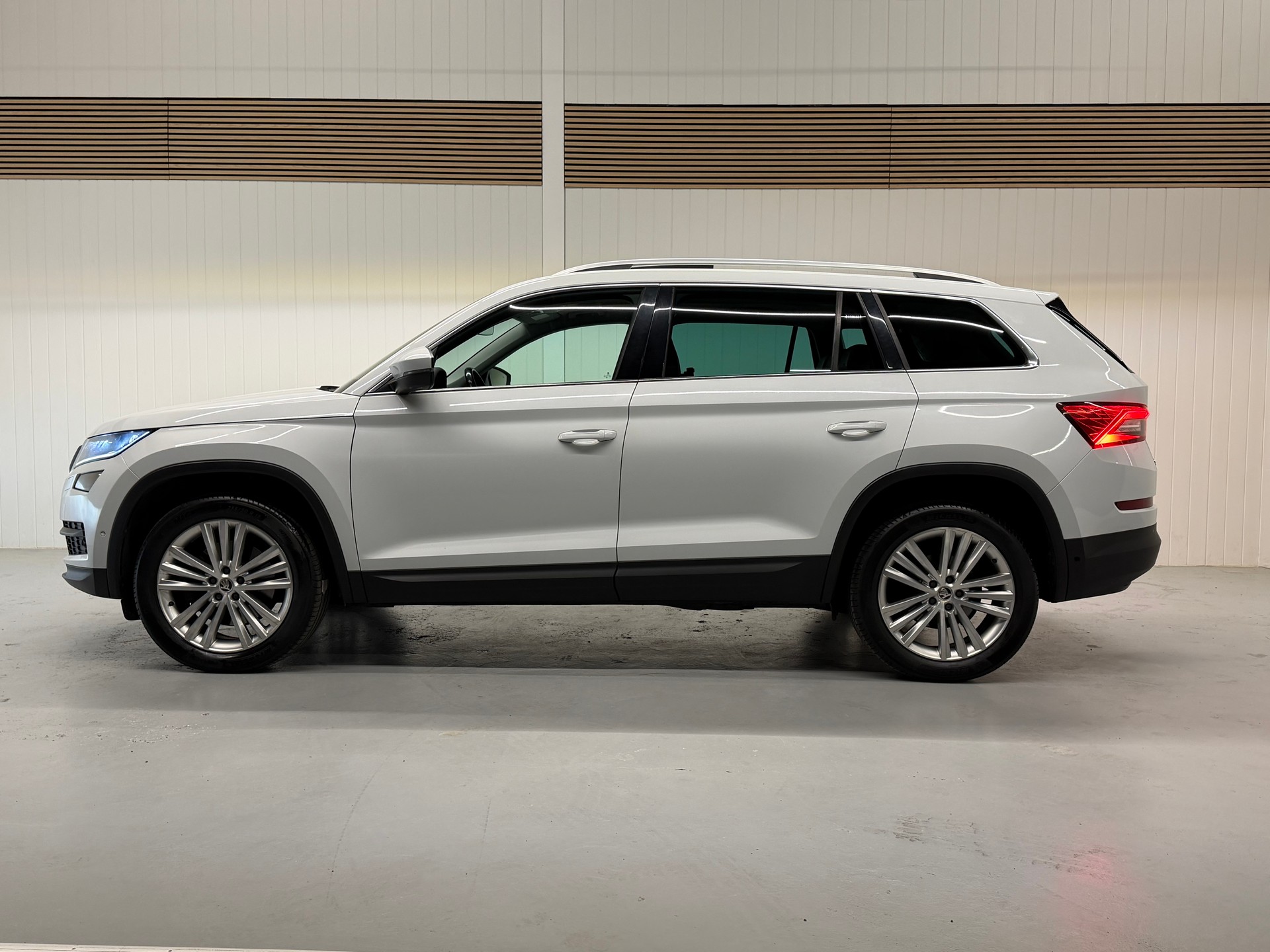 SKODA Kodiaq 2.0 TDI CR Ambition 4x4 DSG 7 Plätzer frisch ab MFK & Service-showroom-element-1