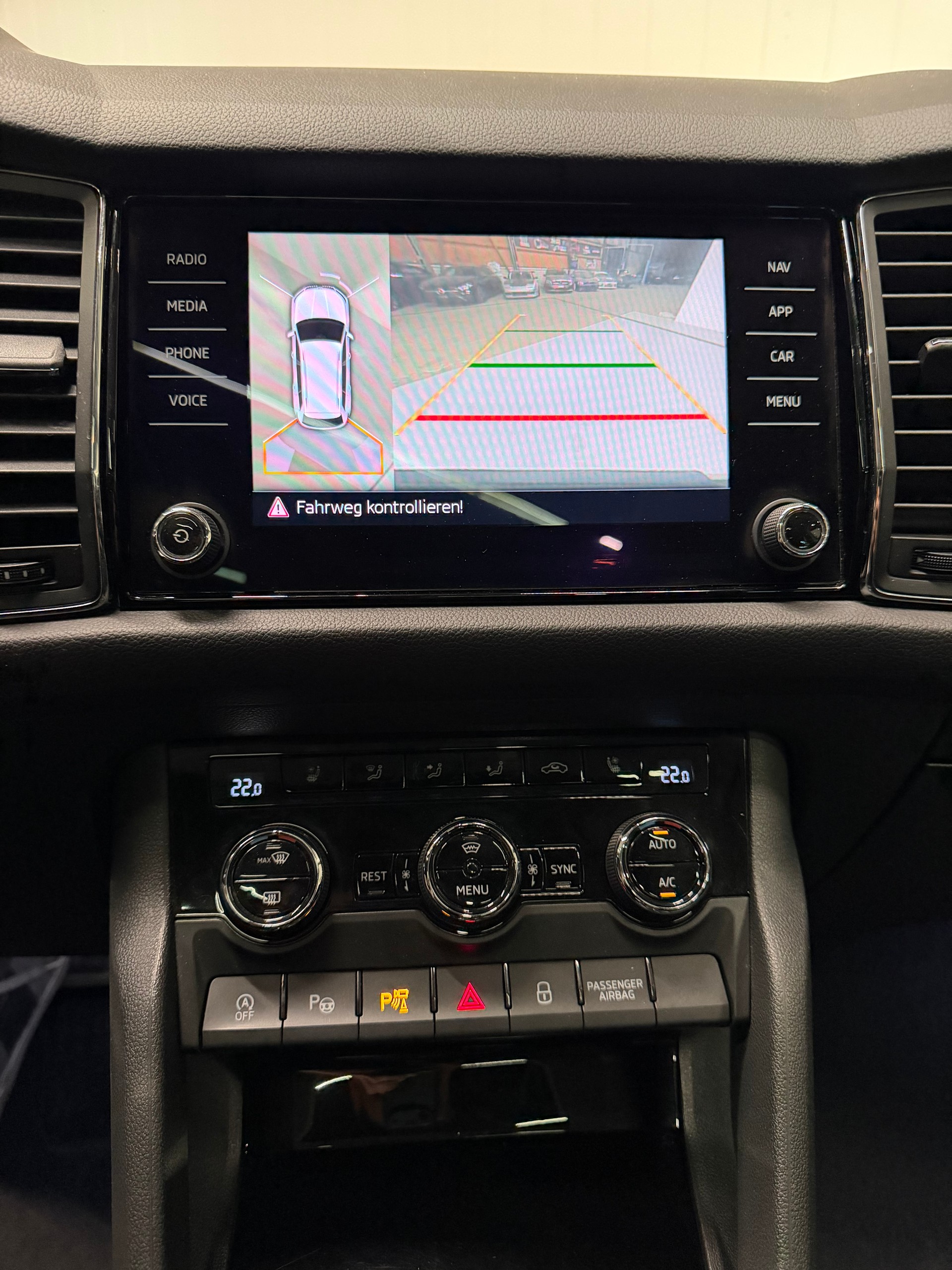 SKODA Kodiaq 2.0 TDI CR Ambition 4x4 DSG 7 Plätzer frisch ab MFK & Service-image-11