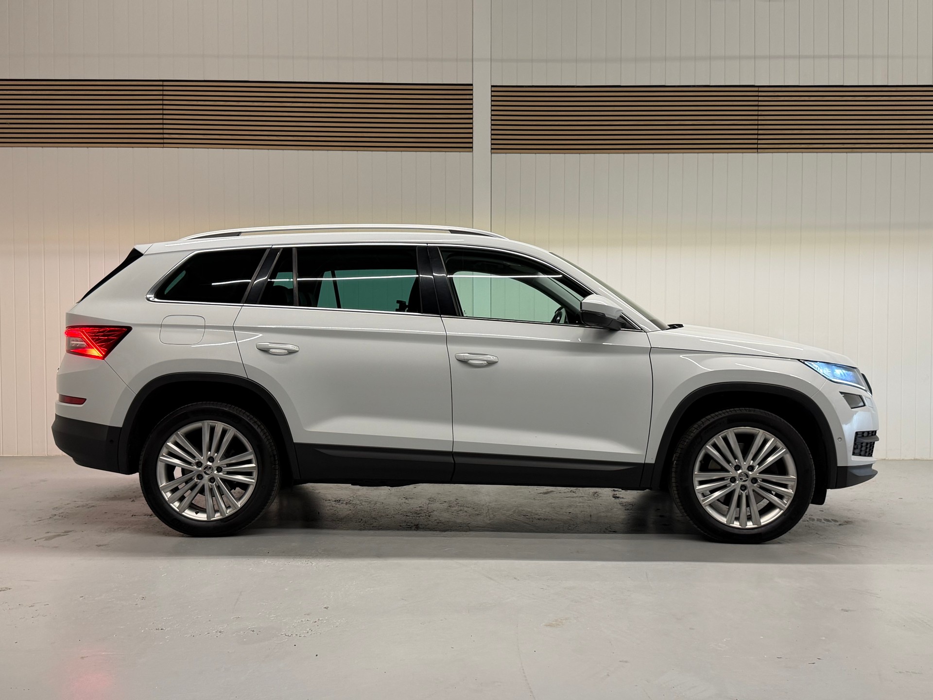 SKODA Kodiaq 2.0 TDI CR Ambition 4x4 DSG 7 Plätzer frisch ab MFK & Service-image-4