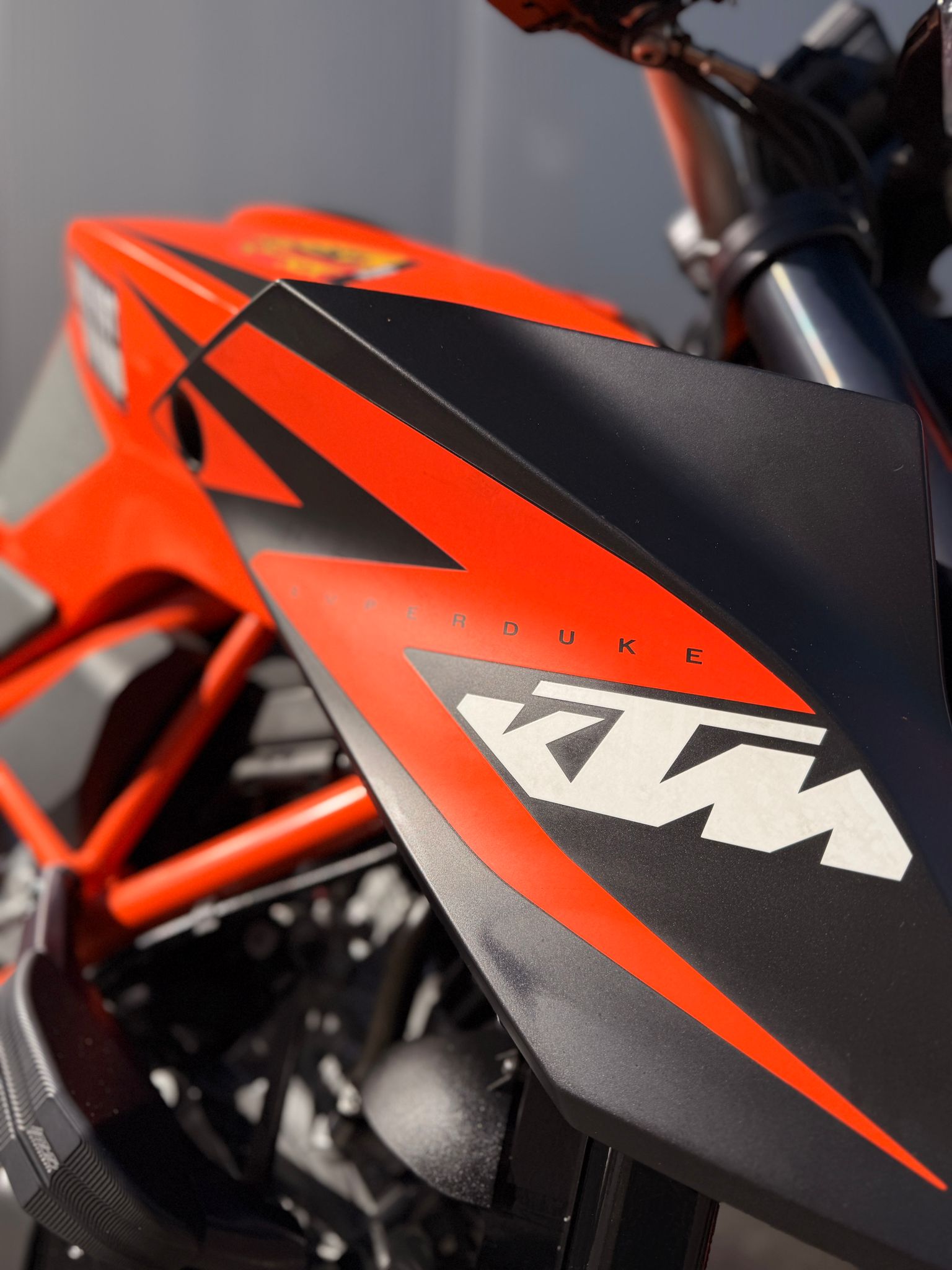 KTM 1290 Super Duke R-showroom-element-1