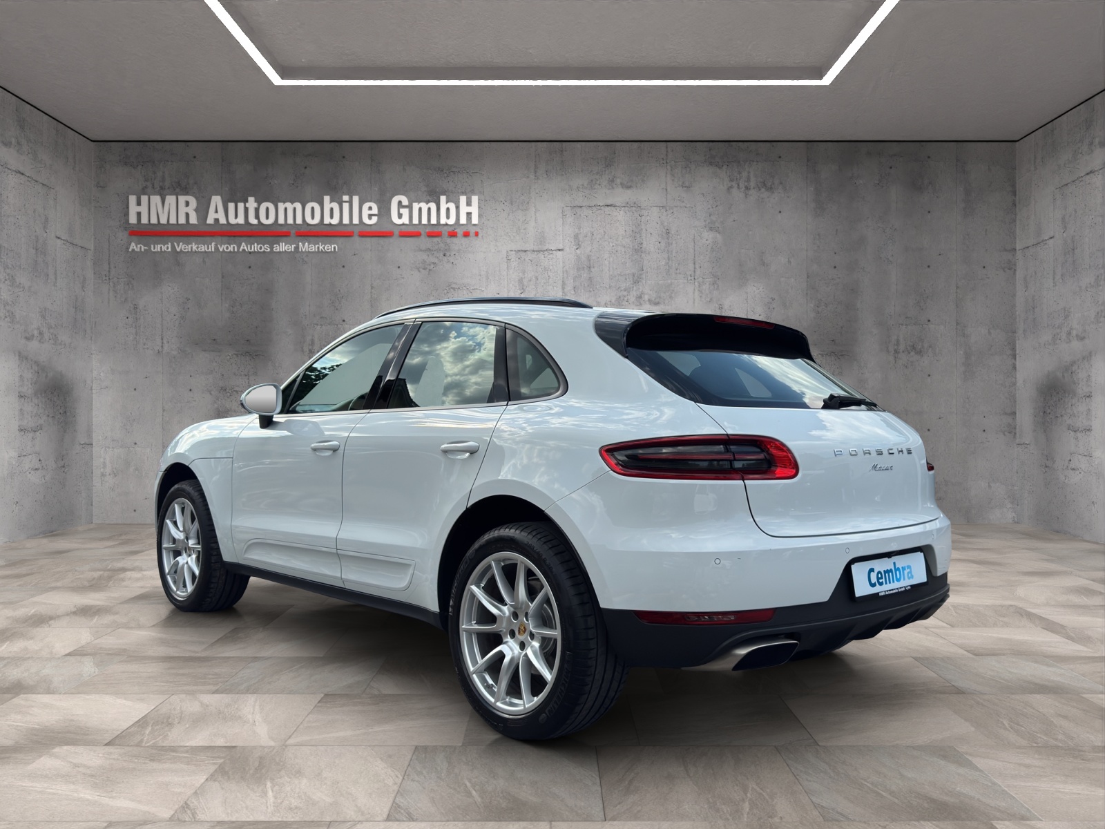 PORSCHE Macan PDK-showroom-element-1