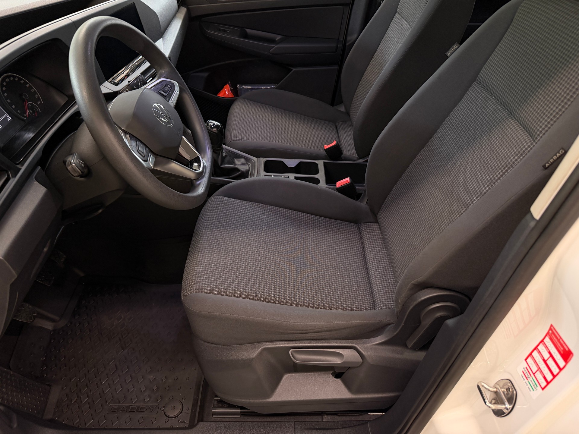VW Caddy Kombi 2.0TDI BlueMotion Technology-image-11