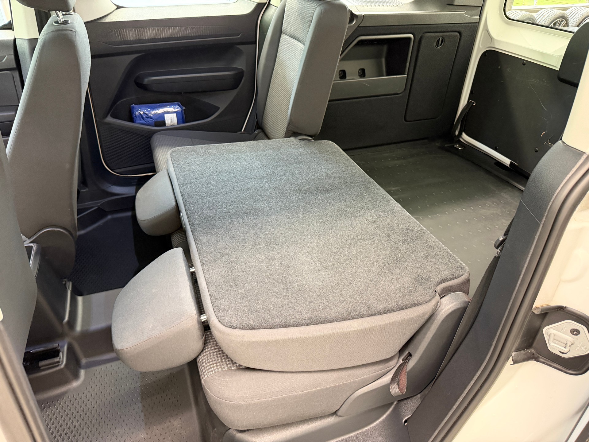 VW Caddy Kombi 2.0TDI BlueMotion Technology-image-14