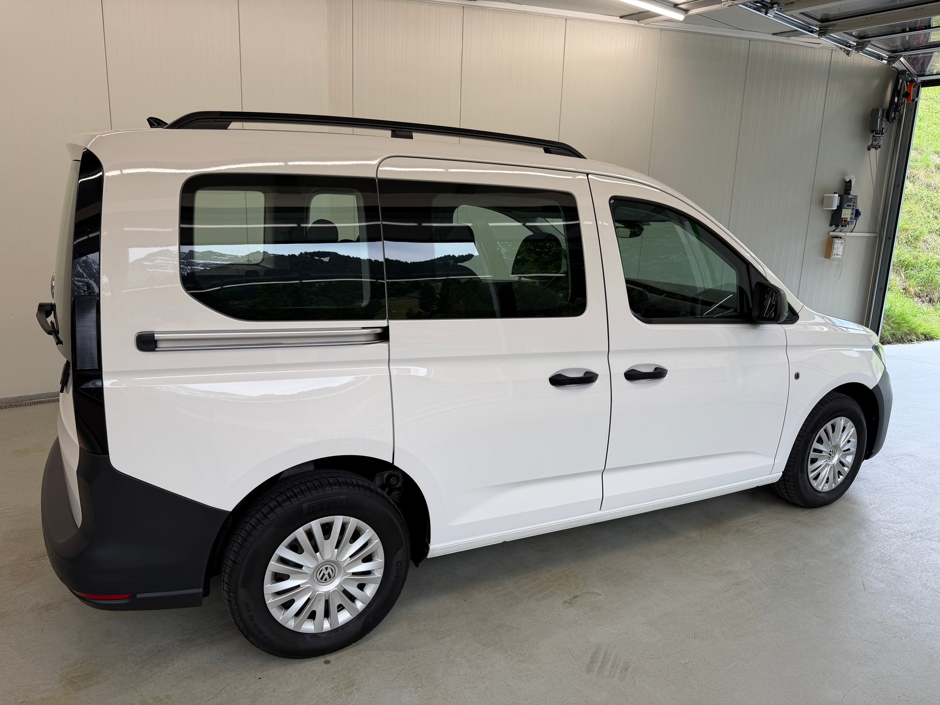 VW Caddy Kombi 2.0TDI BlueMotion Technology-image-2