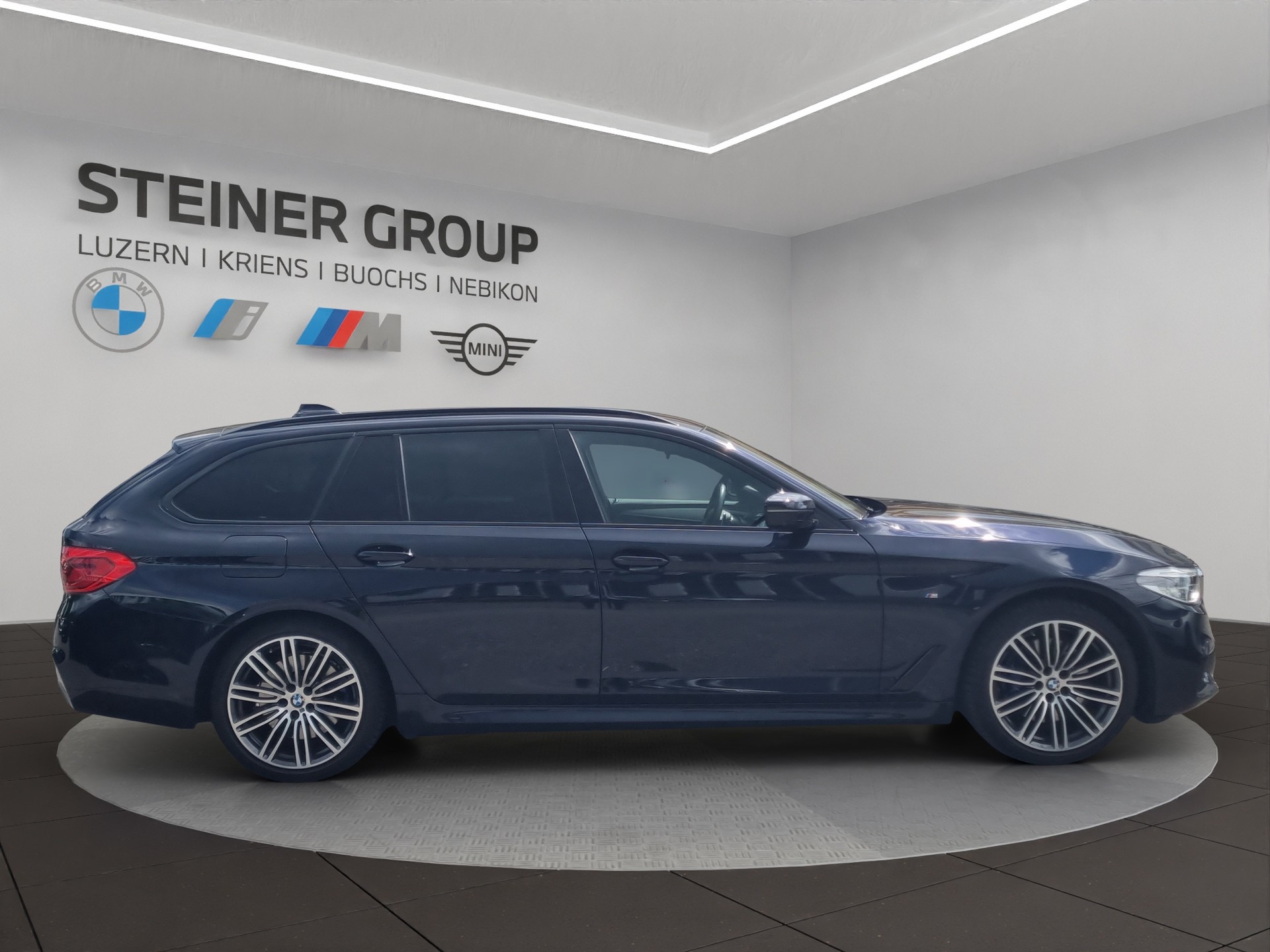 BMW 530i xDrive Touring M Sport-showroom-element-3