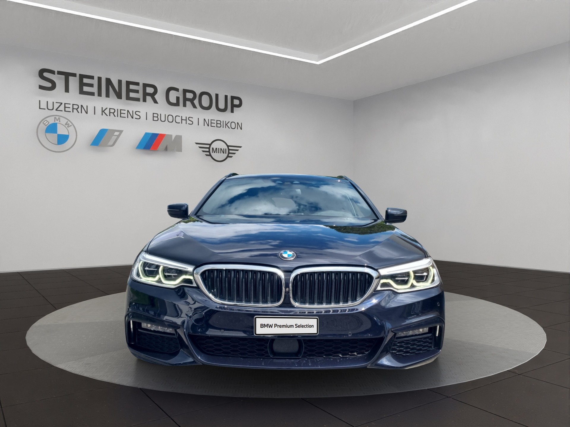 BMW 530i xDrive Touring M Sport-showroom-element-1