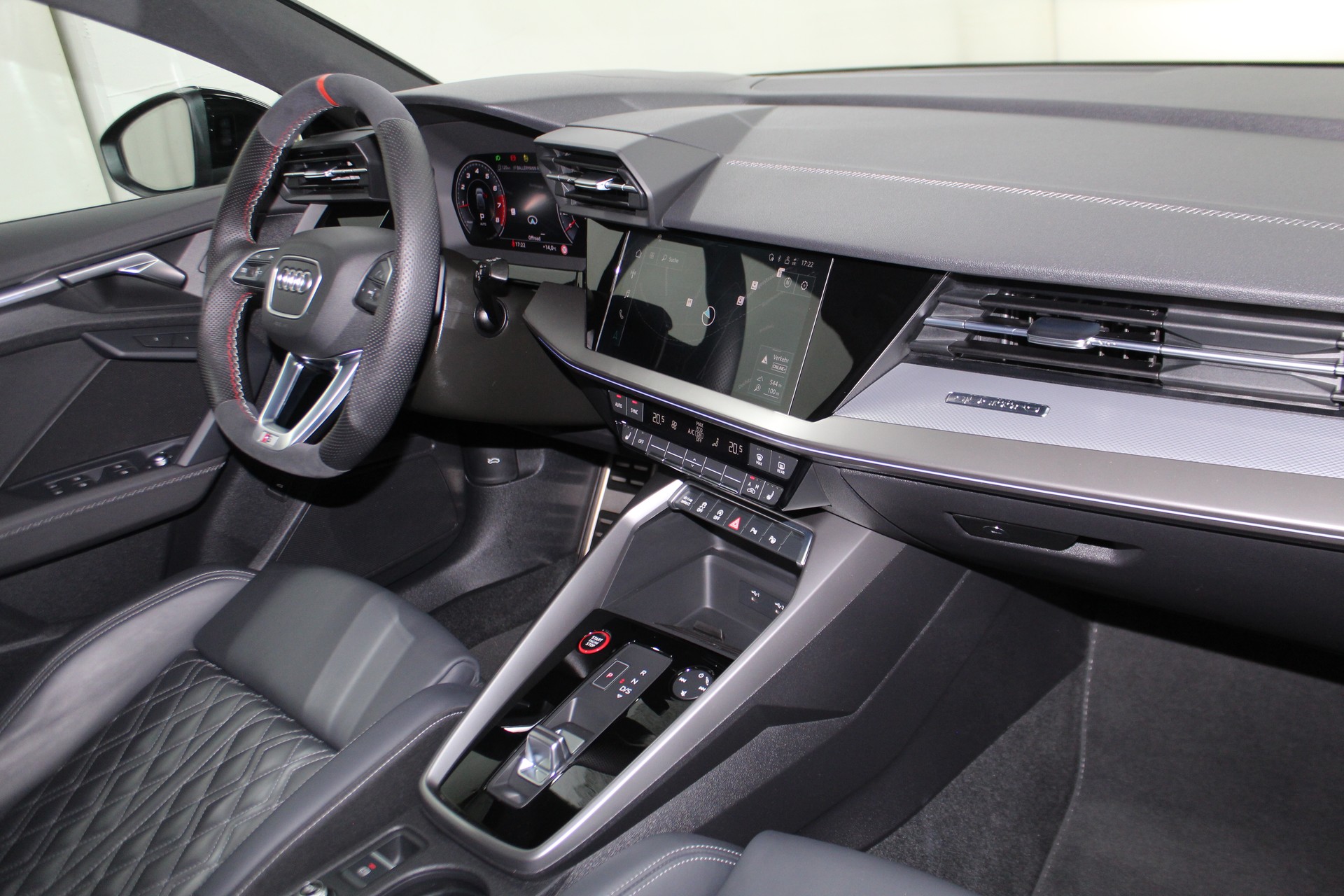 AUDI S3 Sportback 2.0 TFSI quattro S-tronic Black Edition Eibach Federn / CH-Fahrzeug-image-11