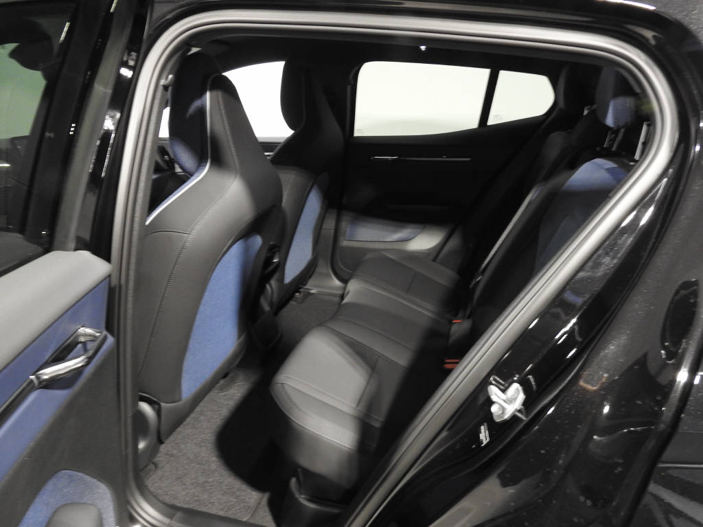 VOLVO EX 30 E60 Plus Swiss Black Edition-image-11