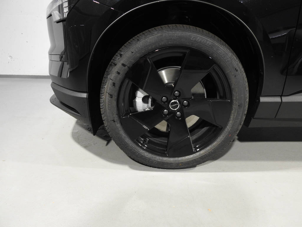 VOLVO EX 30 E60 Plus Swiss Black Edition-image-13