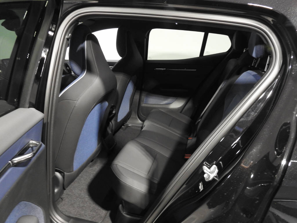 VOLVO EX 30 E60 Plus Swiss Black Edition-image-10