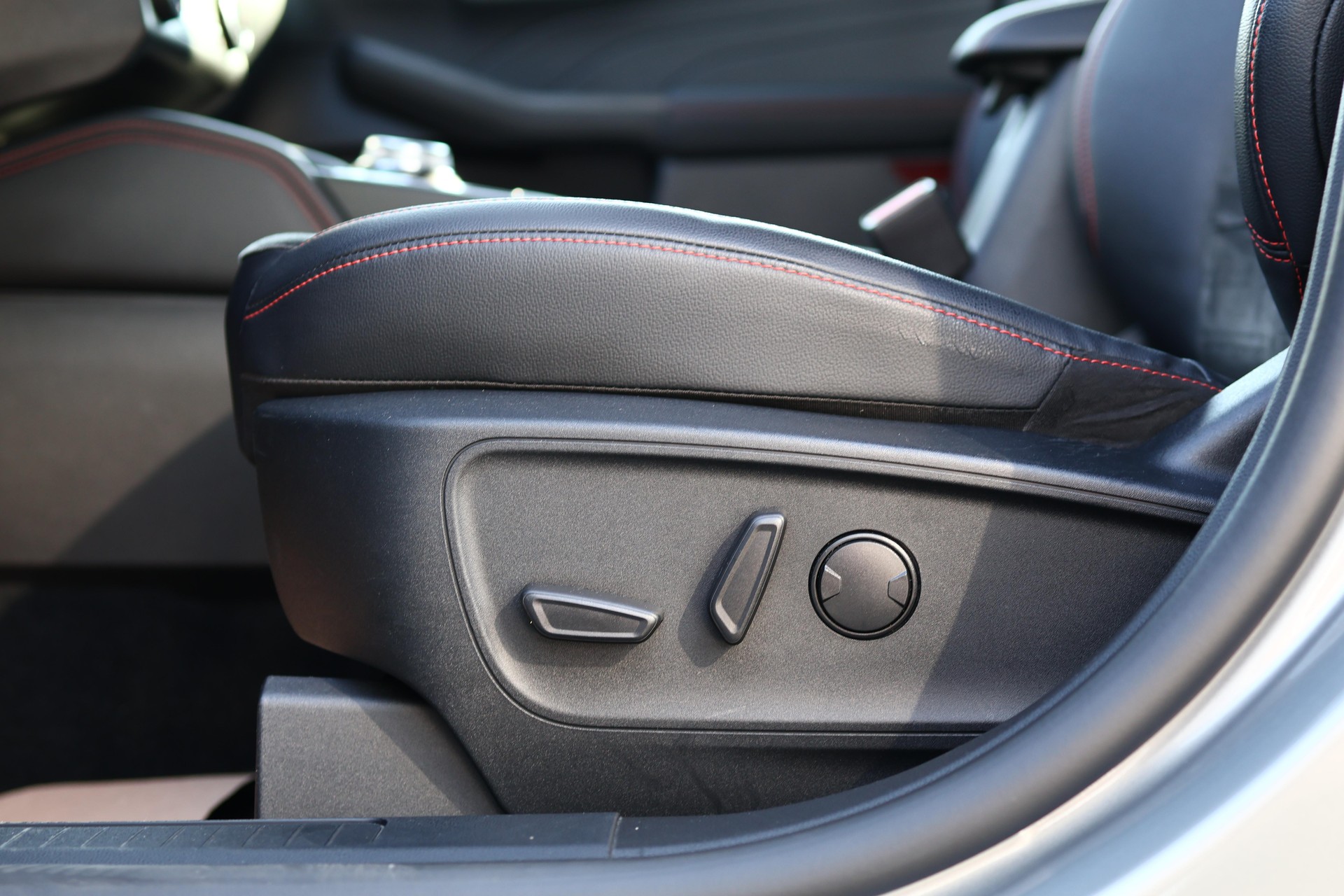 FORD Kuga 2.5 Hybrid ST-Line X * HEAD-UP DISPLAY * PACK FAHRASSISTENZ * PACK WINTER *-image-14