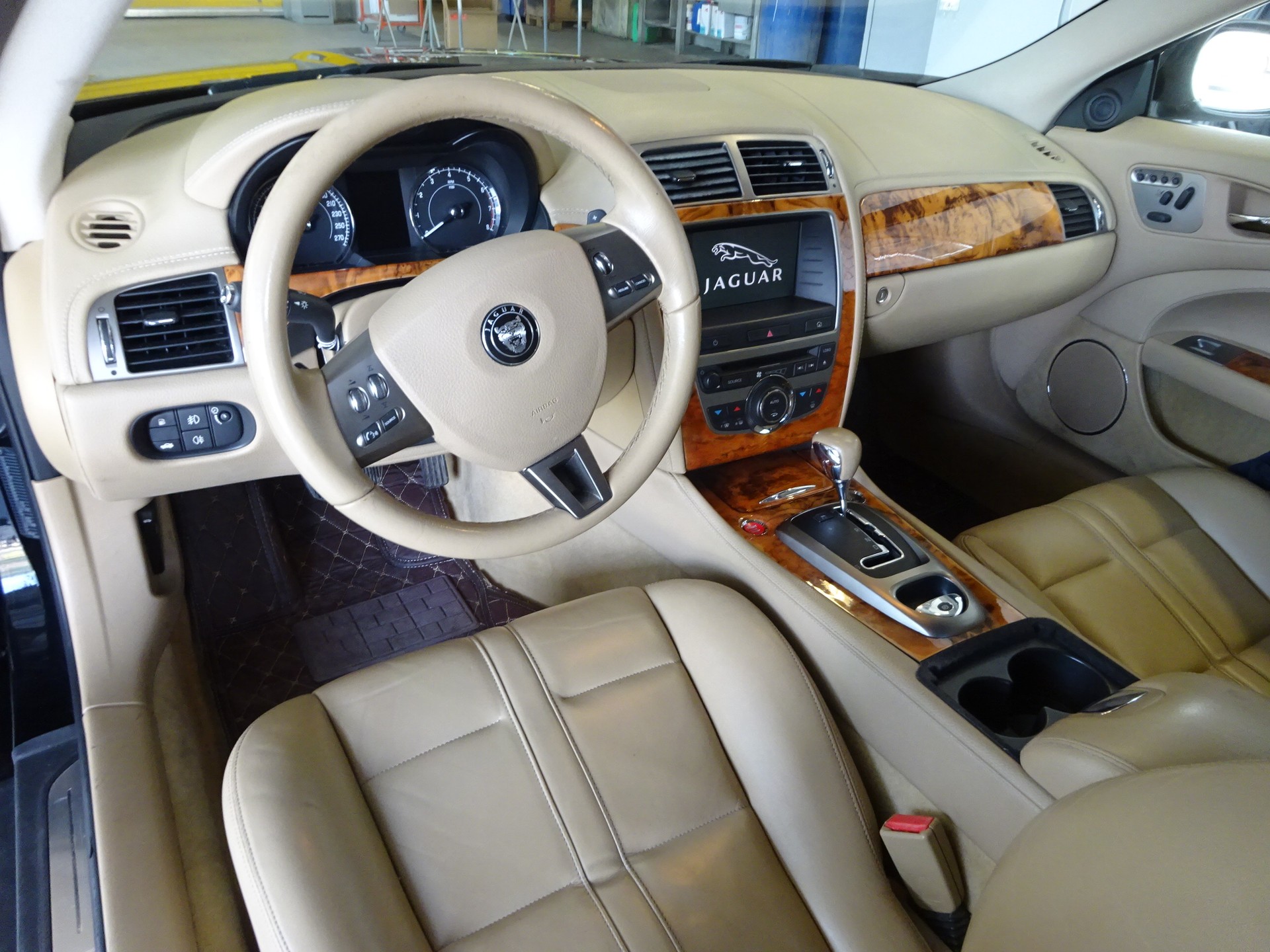 JAGUAR XK 4.2 V8 Automatic Prem Luxury-image-7