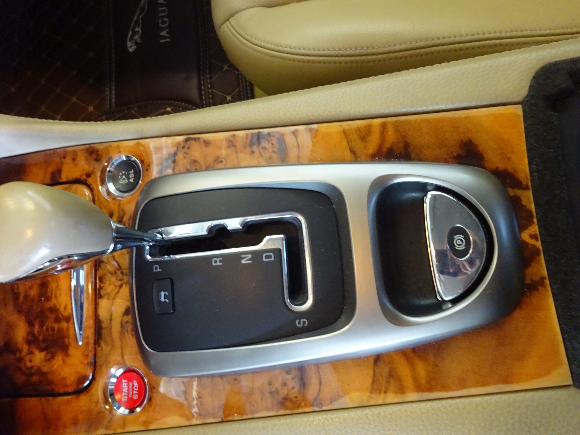 JAGUAR XK 4.2 V8 Automatic Prem Luxury-image-15
