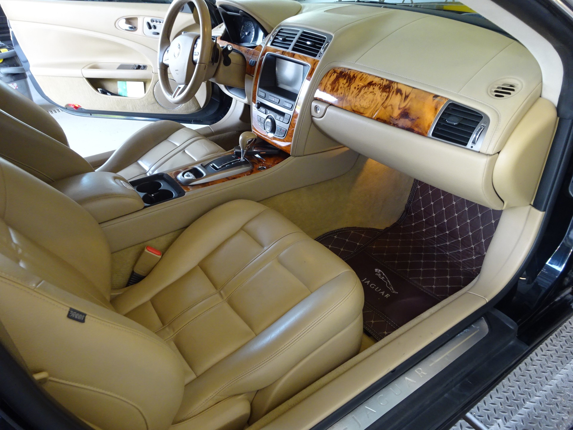 JAGUAR XK 4.2 V8 Automatic Prem Luxury-image-24