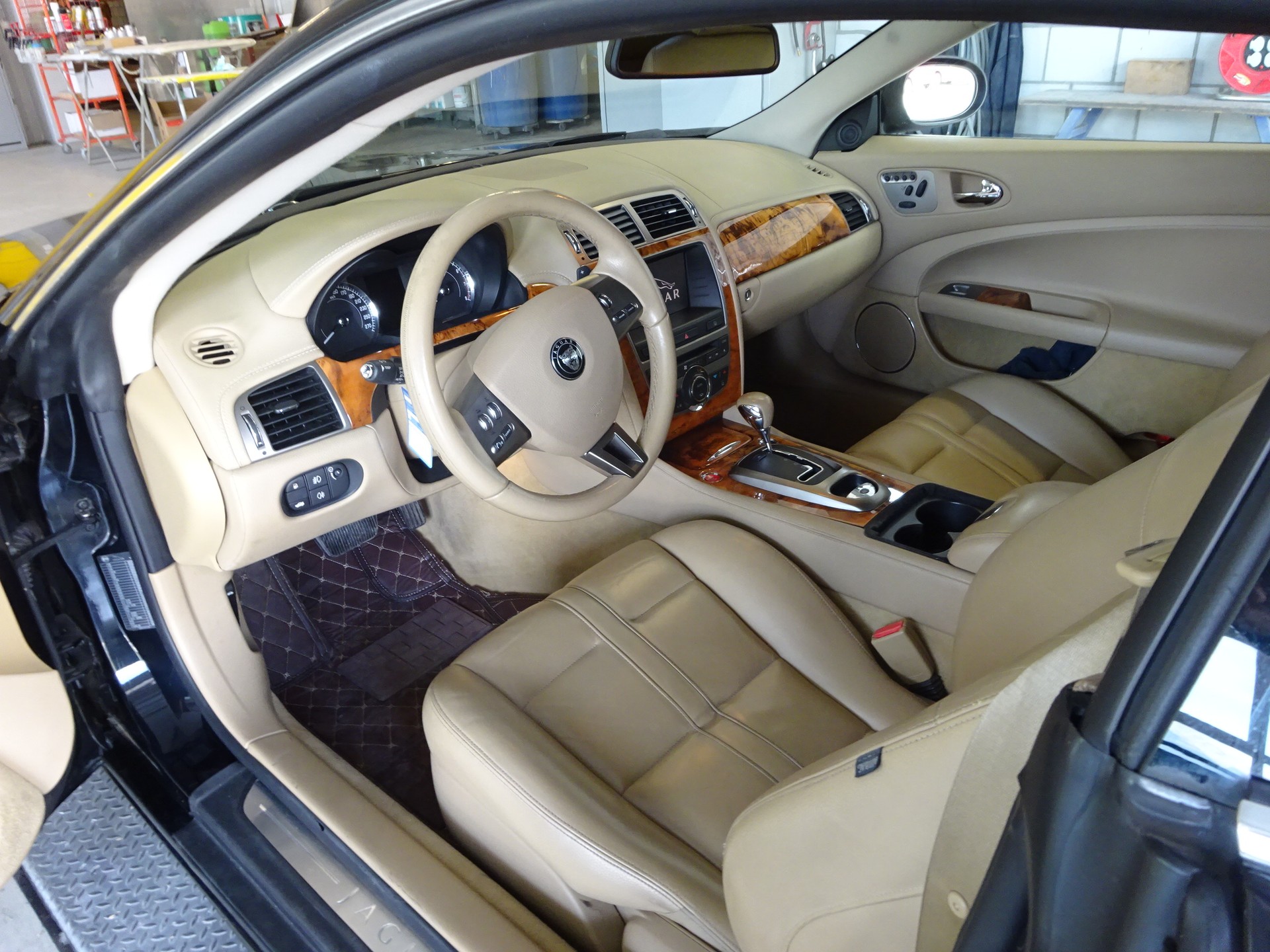 JAGUAR XK 4.2 V8 Automatic Prem Luxury-image-6
