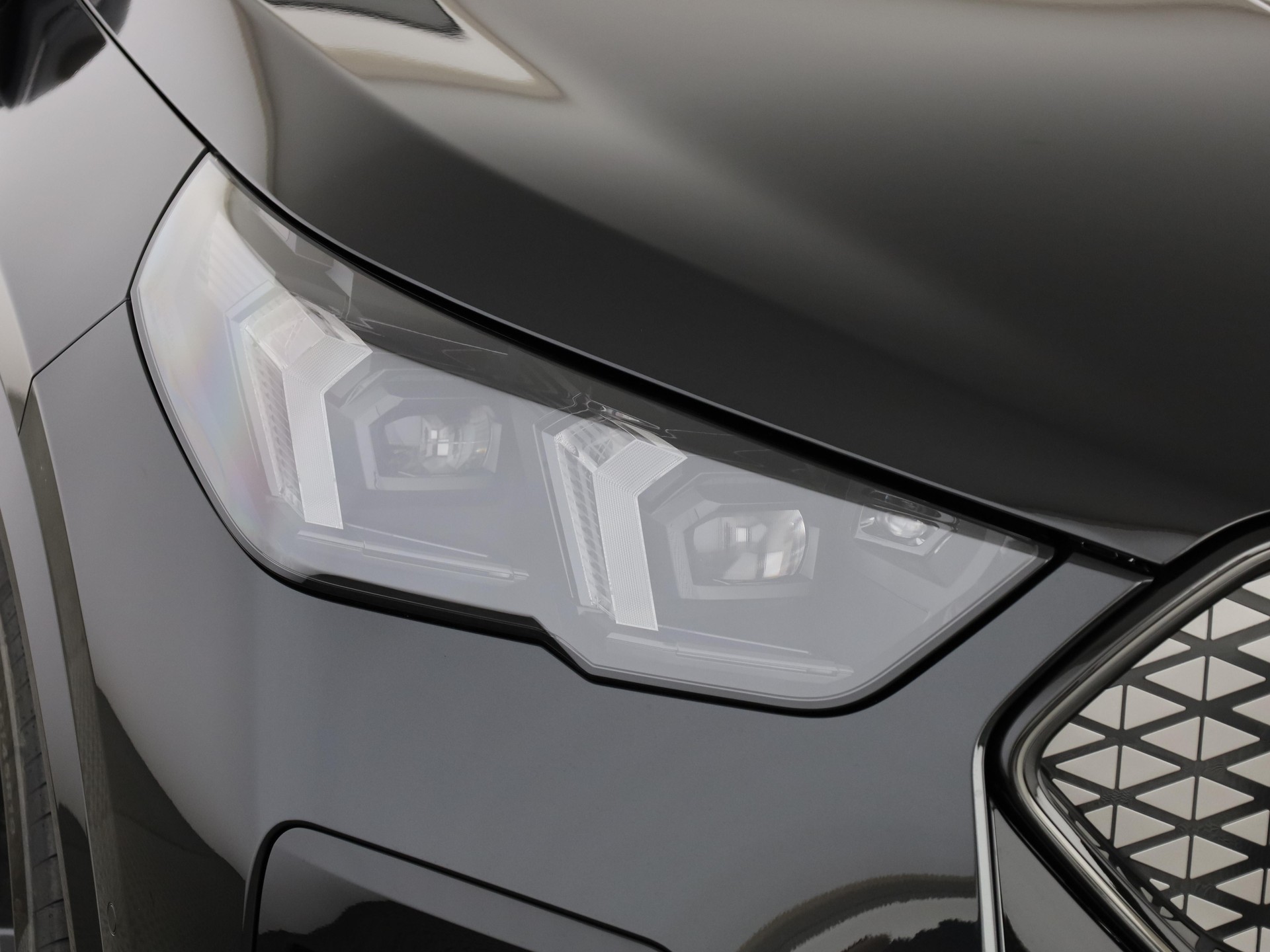 BMW iX2 30 xDrive-image-5