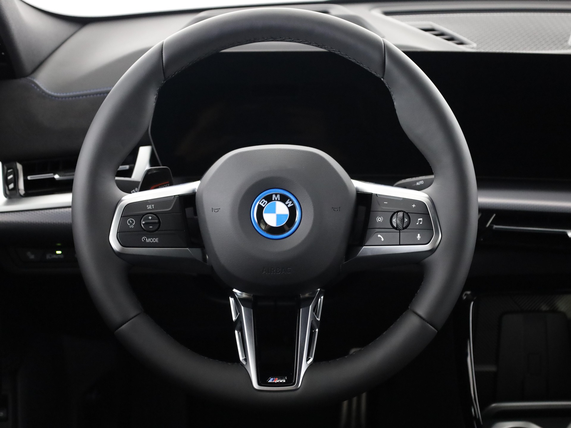 BMW iX2 30 xDrive-image-18