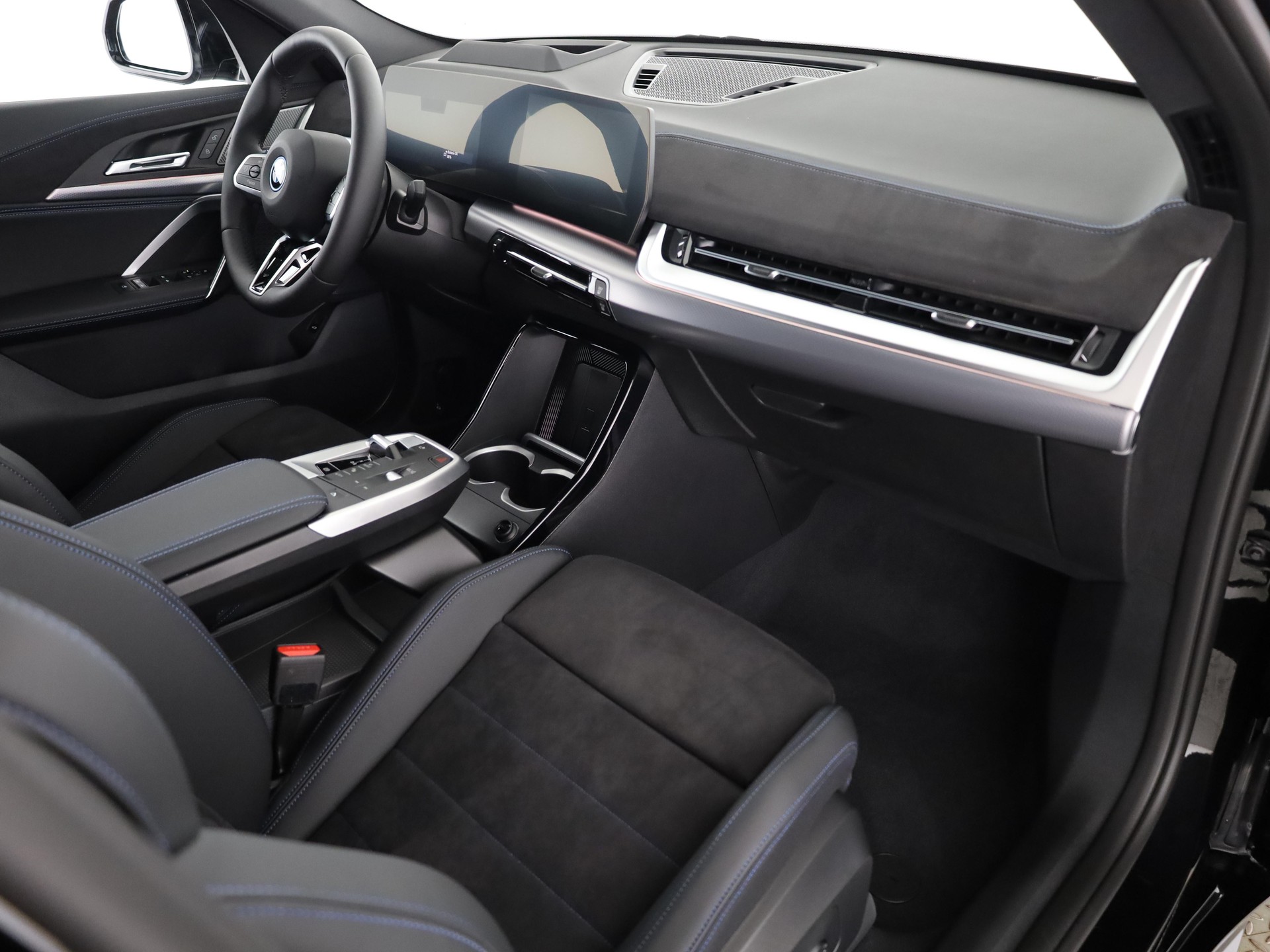 BMW iX2 30 xDrive-image-14