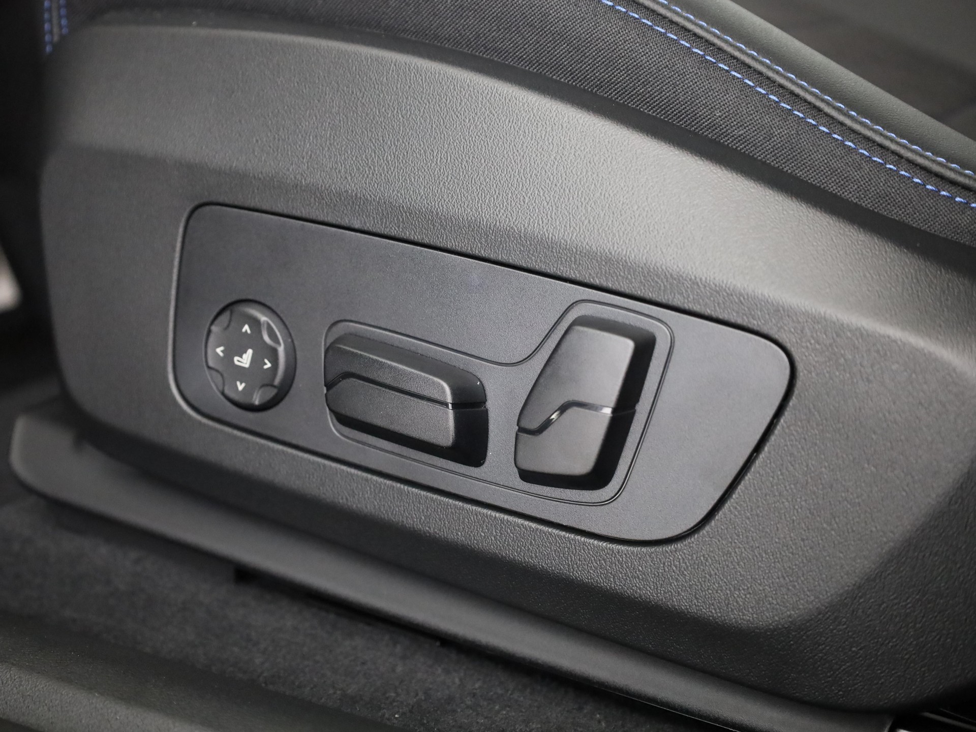 BMW iX2 30 xDrive-image-12
