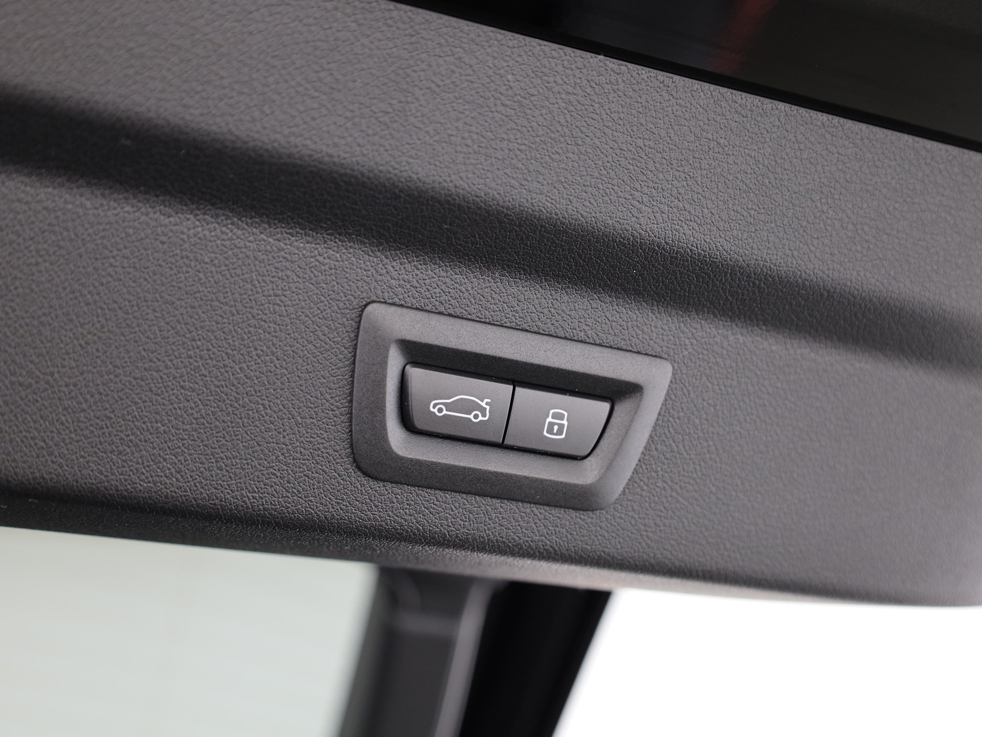 BMW iX2 30 xDrive-image-8