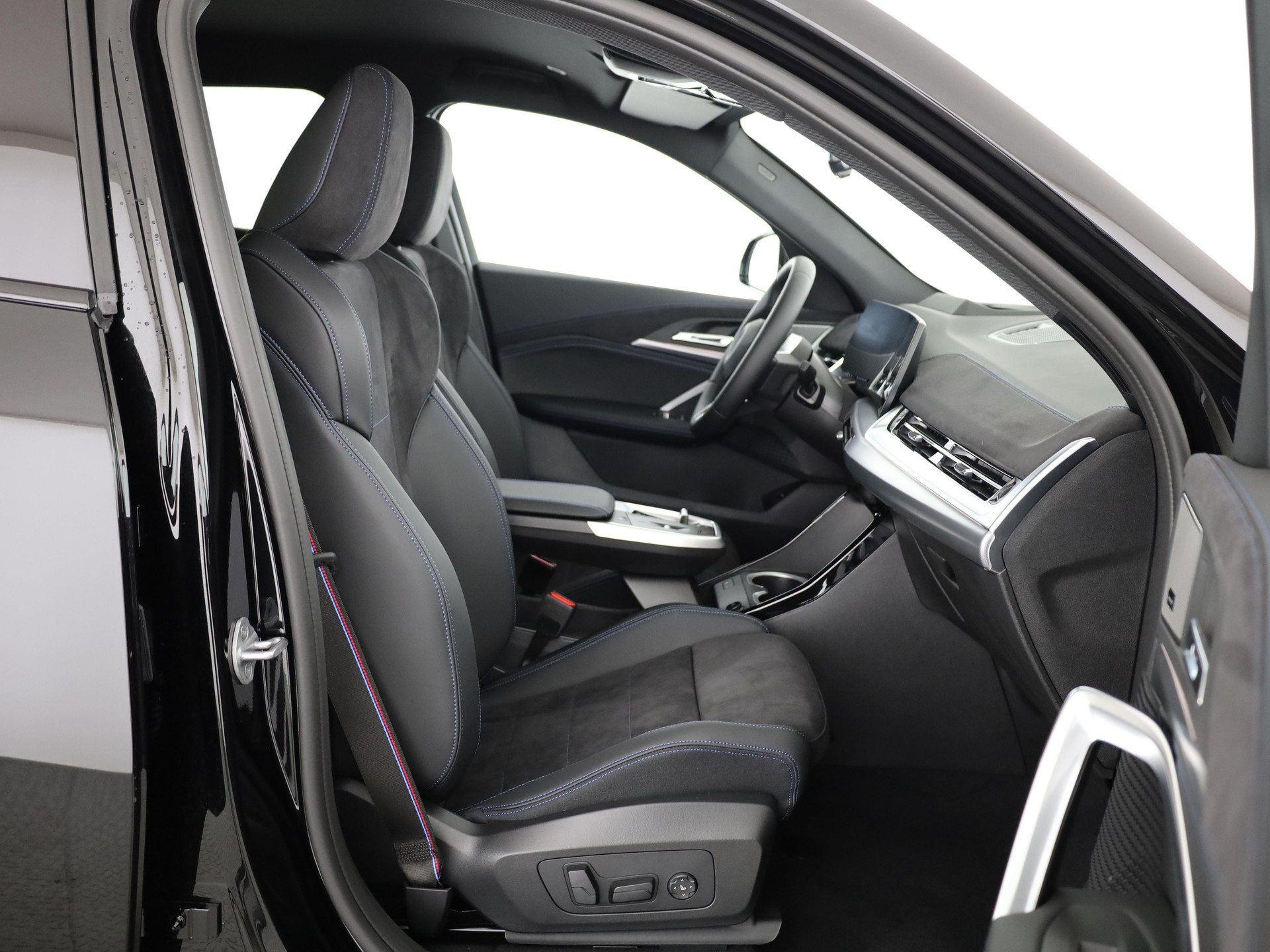 BMW iX2 30 xDrive-image-15