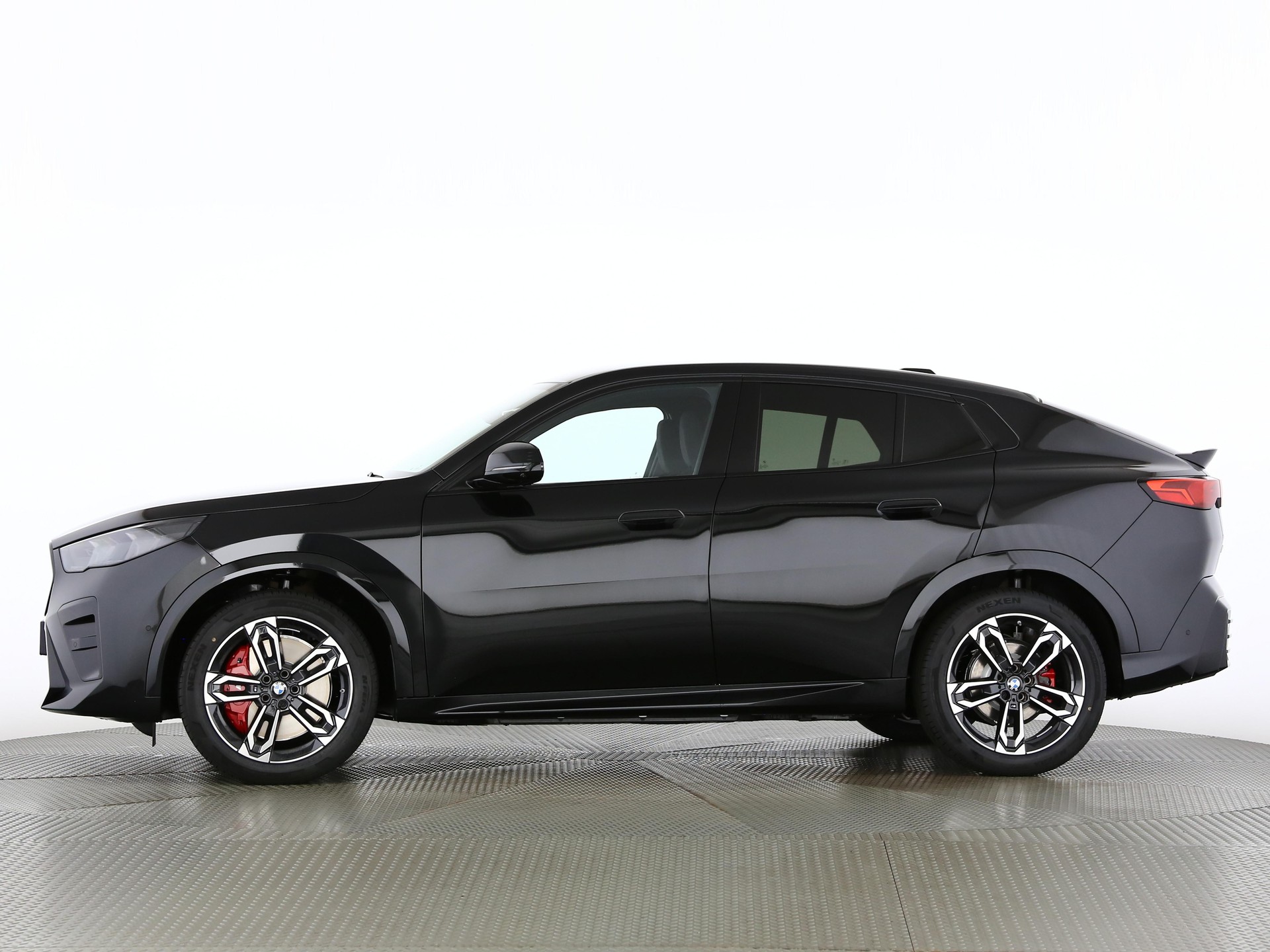 BMW iX2 30 xDrive-image-2