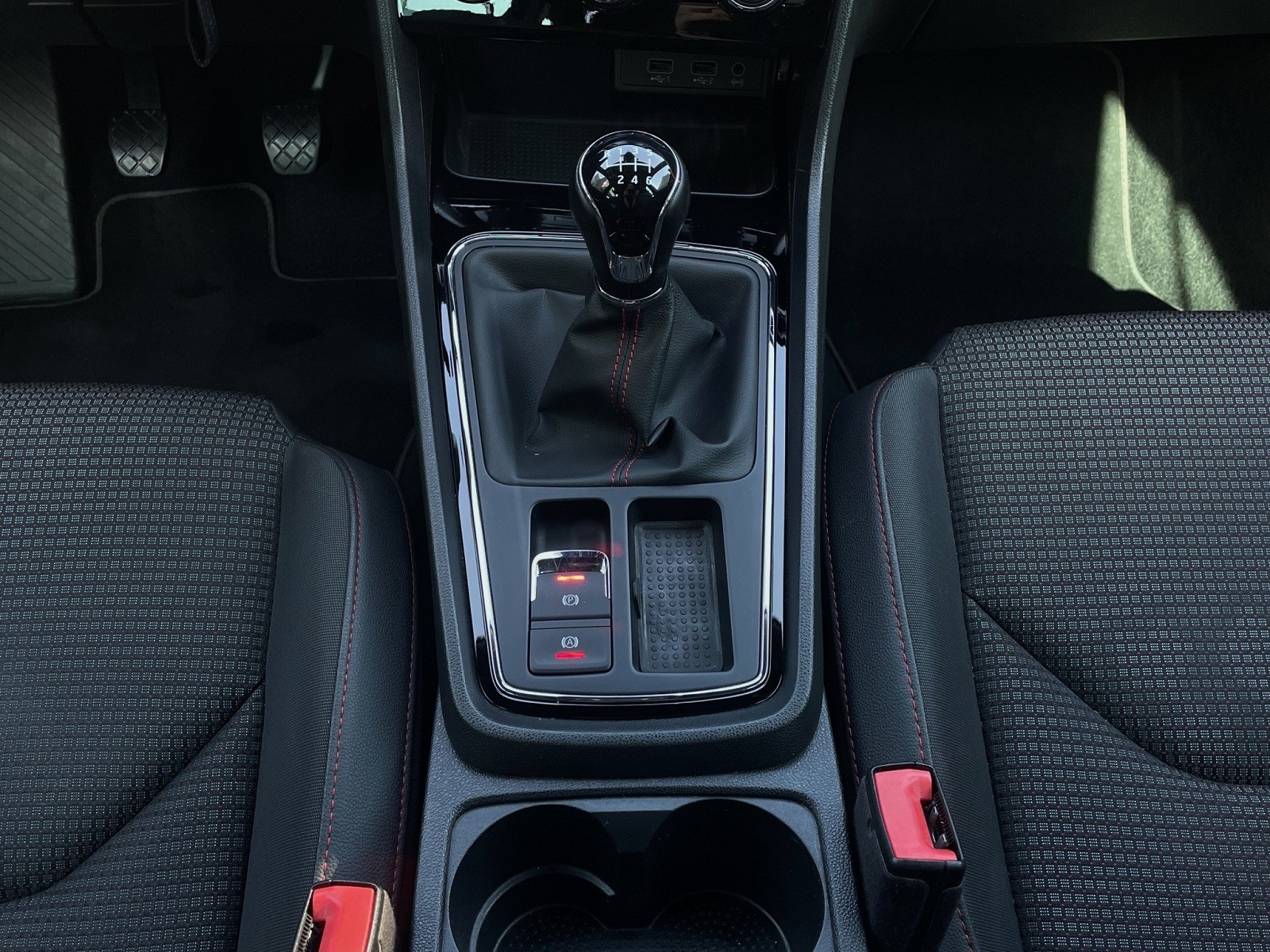SEAT Leon 1.5 TSI EVO SWISS FR-image-14