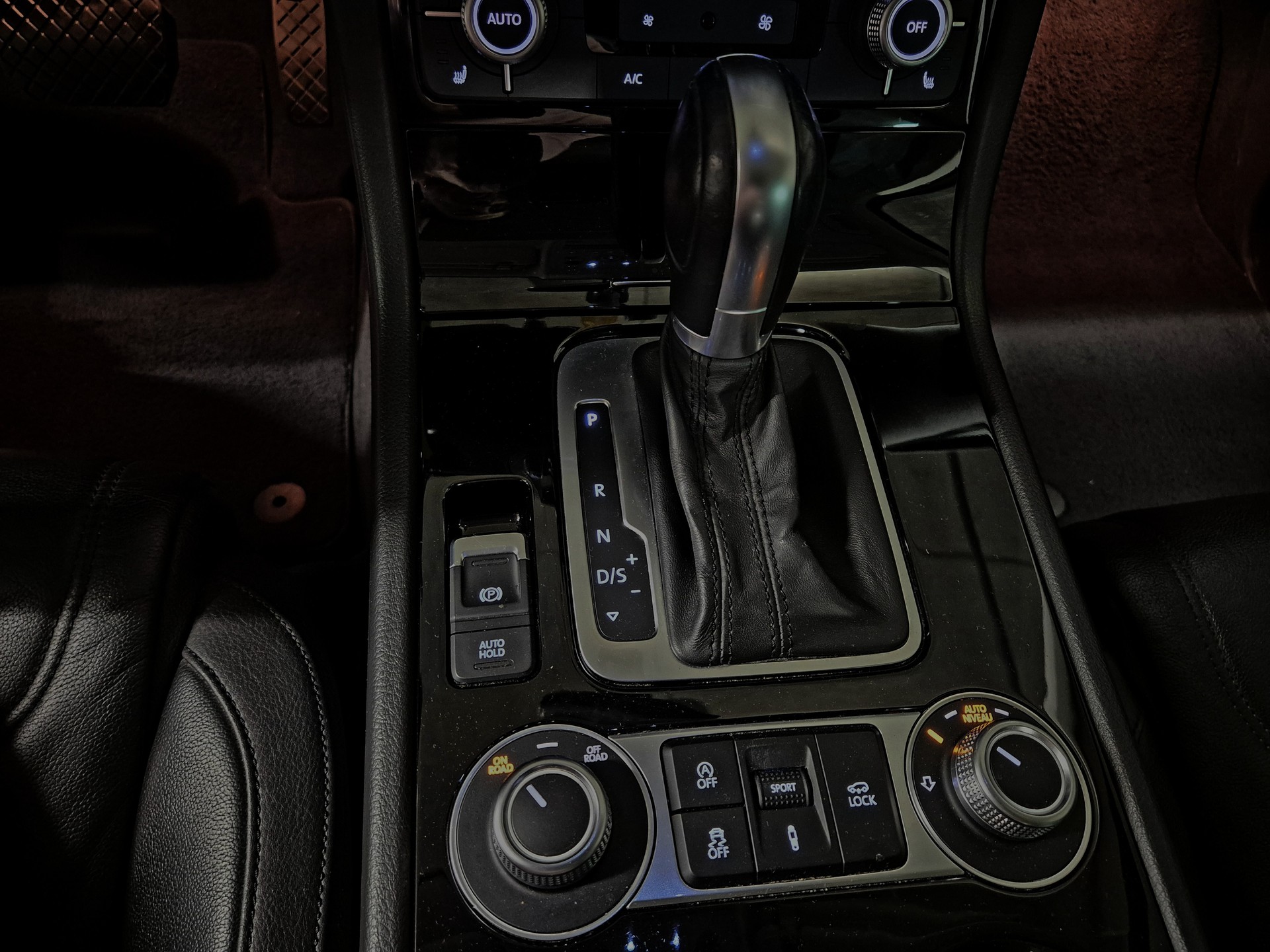 VW Touareg 3.0 TDI BlueMotion Technology Tiptronic-image-13