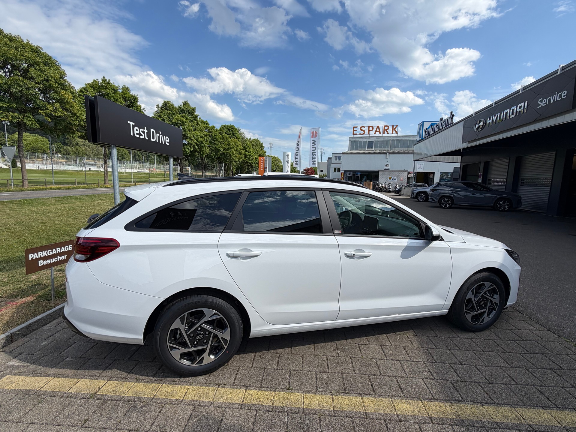 HYUNDAI i30 Wagon 1.6 T-GDi Amplia DCT-image-3